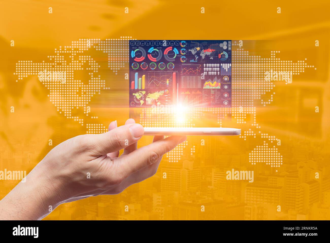 Technologie-Smartphone bringt Geschäftsinformationen online. Modernes intelligentes Gerät mit intelligentem Anwendungskonzept für Business-Tools Stockfoto