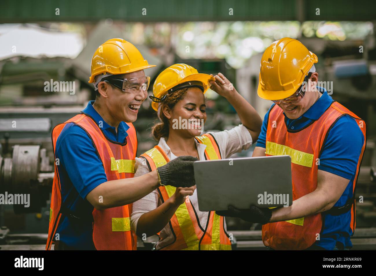 Glückliches Lachen Ingenieur Mann und Frau Team arbeiten gerne zusammen mit einem Laptop Stockfoto