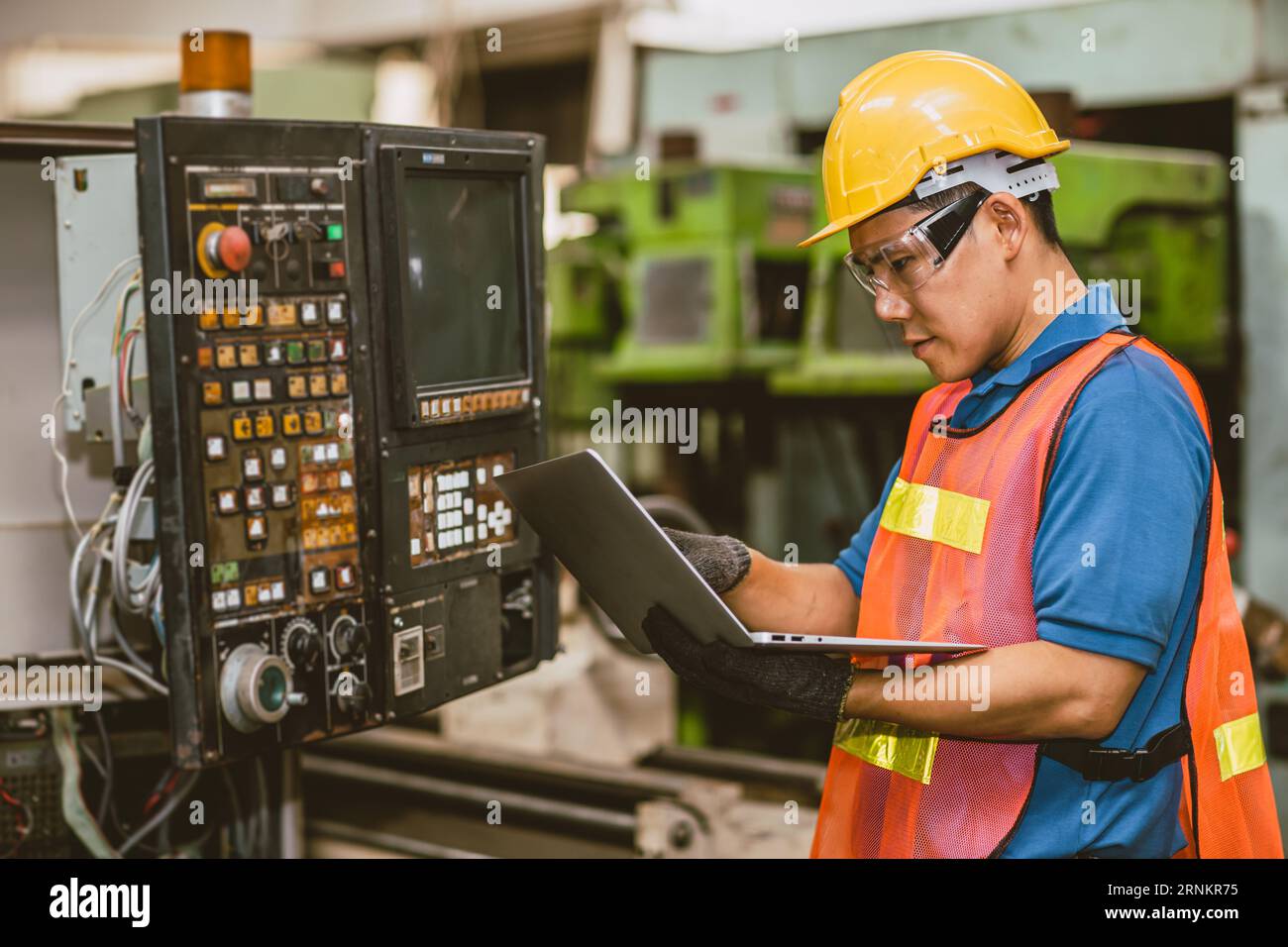 Techniker überprüfen Service Panel Programm bedienen CNC-Drehmaschine mit Laptop Computer reparieren alte Maschine reparieren. Stockfoto
