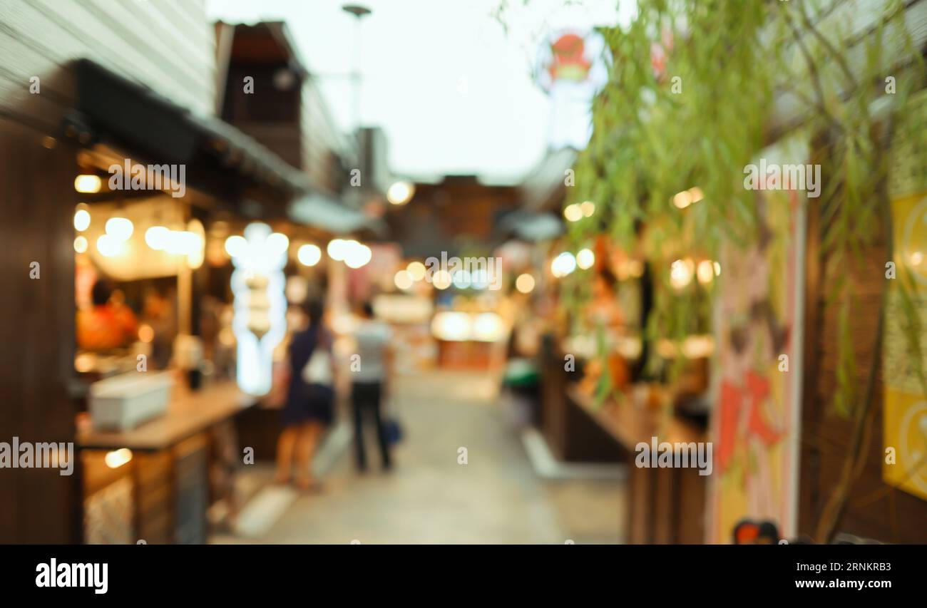 Unschärfe Street Food im japanischen Stil, Straßenramen-Shop, Abendlicht für Werbemontage, Hintergrund Stockfoto