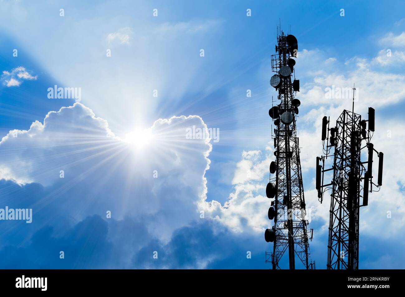 5 g Kommunikationsturm. 4 g Telekommunikationsturm. Silhouette digitale Antennenzelle vor unscharfem hellem Himmel für zukünftige Technologie Hintergrundkonz Stockfoto