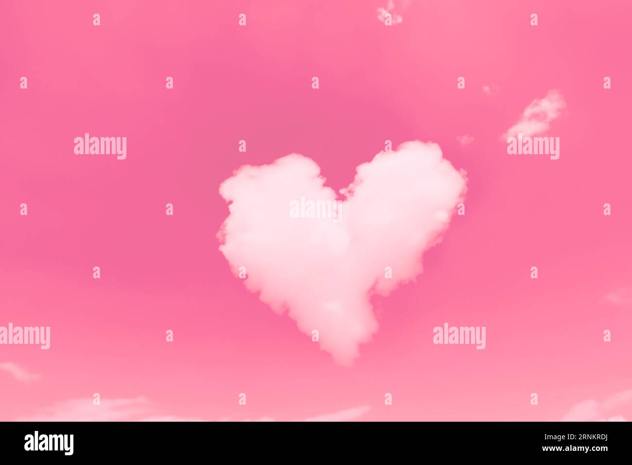 Herzförmige Wolke in rosafarbenem Himmel für den valentinstag Süße Liebe romantische Natur Hintergrund Stockfoto