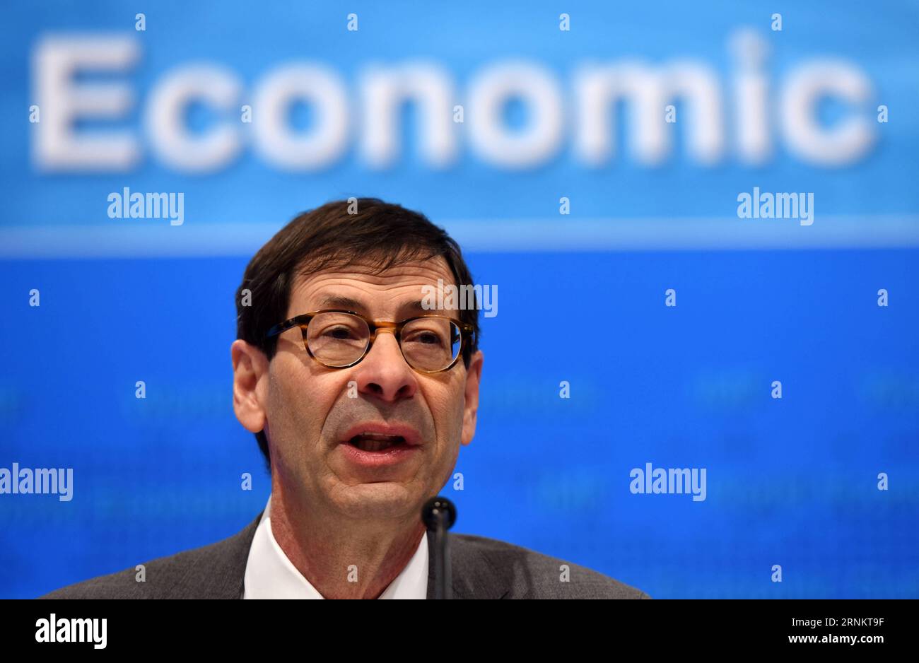 (170418) -- WASHINGTON D.C., 18. April 2017 -- Maurice Obstfeld, Chefökonom des Internationalen Währungsfonds (IWF), nimmt am 18. April 2017 an einer Pressekonferenz im IWF-Hauptquartier in Washington D.C., USA, Teil. Der Internationale Währungsfonds (IWF) hat am Dienstag seine Prognose für das globale Wirtschaftswachstum 2017 veröffentlicht, indem er sagte, dass die lebhaften Finanzmärkte und eine lang erwartete konjunkturelle Erholung in der verarbeitenden Industrie und im Handel die verbesserten Aussichten unterstützten. )(rh) US-IWF-GLOBALE WIRTSCHAFT YinxBogu PUBLICATIONxNOTxINxCHN Washington D C 18. April 2017 Maurice Obstfeld Chefökonom BEI der in Stockfoto