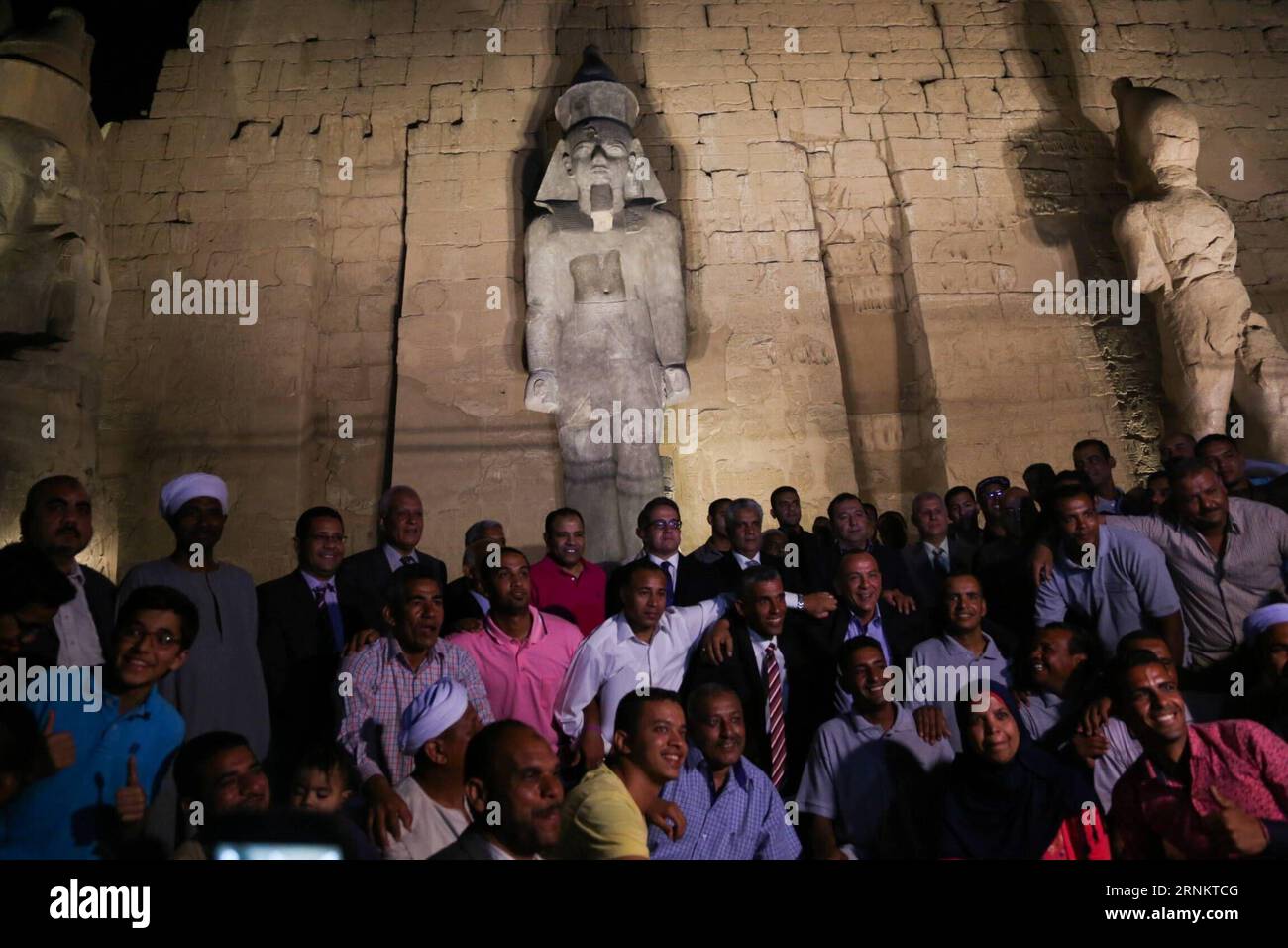 (170419) -- LUXOR, 19. April 2017 -- Menschen posieren für ein Gruppenfoto vor einer neu restaurierten Kolossus-Statue von König Ramses II. Im Luxor-Tempel in Luxor, Ägypten am 18. April 2017. Das ägyptische Ministerium für Altertümer hat eine umfassende Restaurierungsarbeit an einer Kolossalstatue von König Ramses II. Durchgeführt, die einst die Fassade des ersten Pylons des Luxor-Tempels schmückte. Im 4. Jahrhundert n. Chr. wurde der Koloss durch ein zerstörerisches Erdbeben beschädigt. (gl) ÄGYPTEN-LUXOR-ANTIKE-STATUE-RESTAURIERUNG AhmedxGomaa PUBLICATIONxNOTxINxCHN Luxor 19. April 2017 Prominente posieren für ein Gruppenfoto in Stockfoto