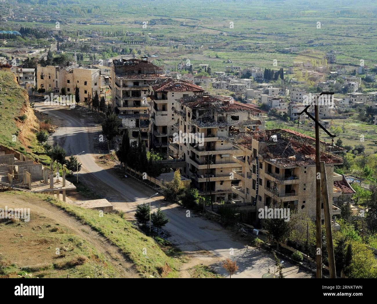 (170419) -- DAMASKUS, 19. April 2017 -- Foto vom 19. April 2017 zeigt einen allgemeinen Blick auf die Stadt Zabadani, die westliche Landschaft von Damaskus, der Hauptstadt Syriens, nach der Evakuierung der letzten Rebellengruppe aus der Stadt. Insgesamt sechs Städte westlich der Hauptstadt Damaskus sind nach einem groß angelegten Evakuierungsabkommen, das am Mittwoch abgeschlossen wurde, von Rebellen befreit worden, teilte eine militärische Quelle Xinhua mit. Die Städte Madaya, Zabadani und Buqain, Serghaya, Bludan und Eastern Mountain im Westen von Damaskus sind nun frei von Rebellenpräsenz, wobei die letzten Busse evakuiert werden Stockfoto