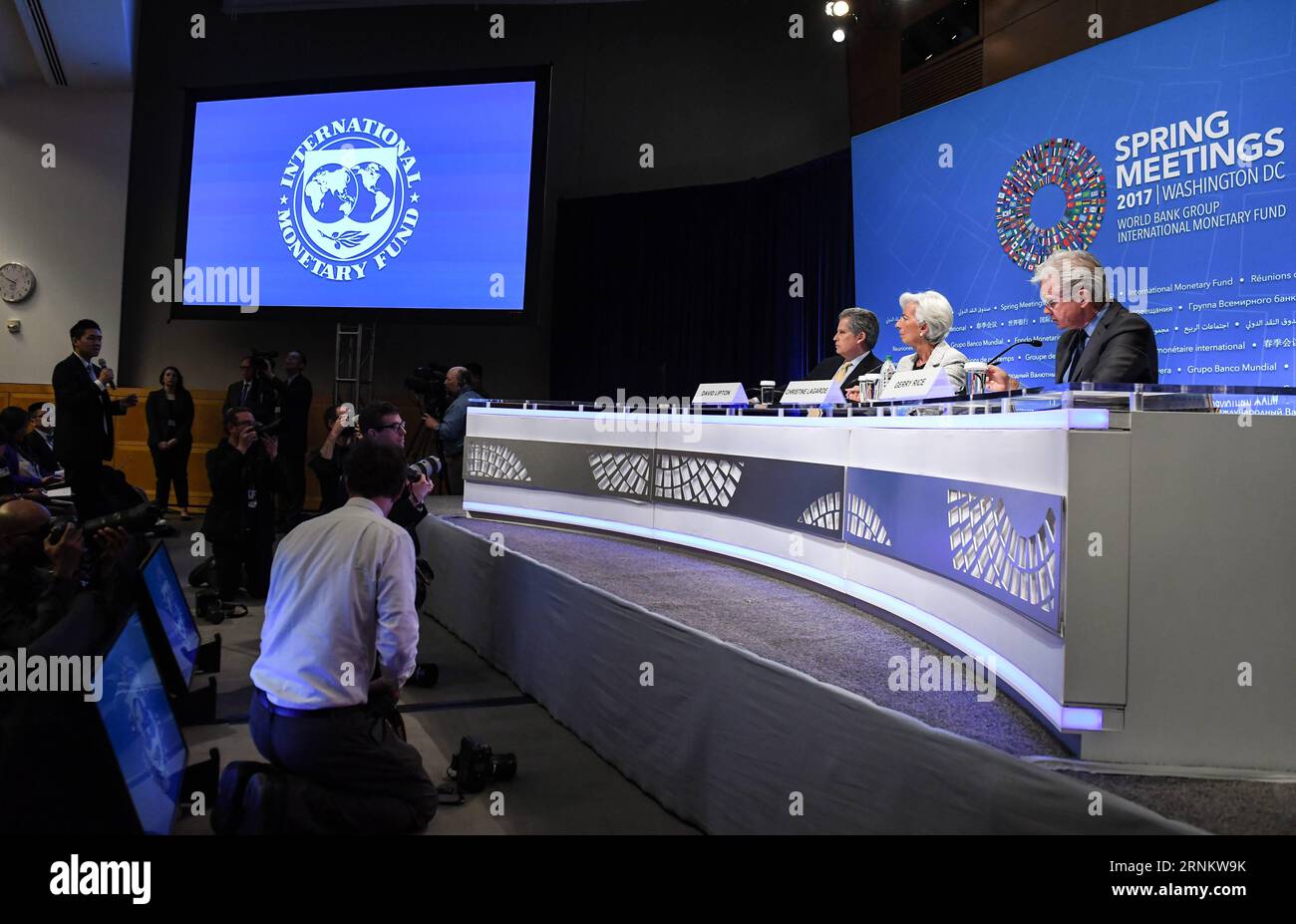 (170420) -- WASHINGTON, 20. April 2017 -- Christine Lagarde (2. R), Geschäftsführerin des Internationalen Währungsfonds (IWF), nimmt an einer Pressekonferenz während der Frühjahrstagungen der Weltbank und des Internationalen Währungsfonds (IWF) 2017 in Washington D.C., der Hauptstadt der Vereinigten Staaten, am 20. April 2017 Teil. IWF-Geschäftsführerin Christine Lagarde forderte am Donnerstag während der Pressekonferenz multilaterale Unterstützung für einen offenen und fairen Handel. ) U.S.-WASHINGTON D.C.-IMF-CHRISTINE LAGARDE-PRESS-KONFERENZ BaoxDandan PUBLICATIONxNOTxINxCHN Washington 20. April 2017 internationaler Währungsfonds IWF Managing Direc Stockfoto