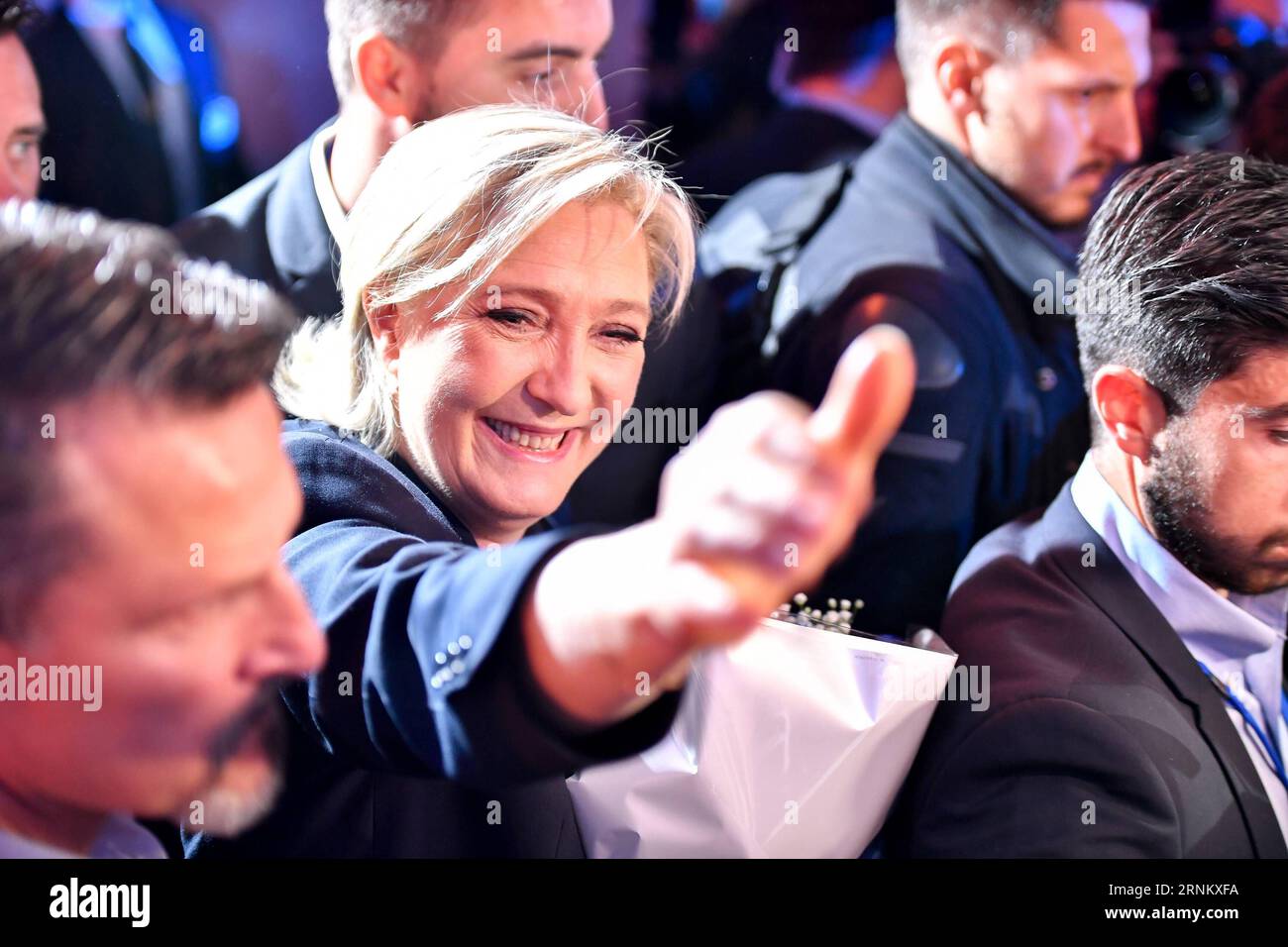 (170423) -- HENIN-BEAUMONT (FRANKREICH), 23. April 2017 -- Marine Le Pen (C), eine rechtsextreme Präsidentschaftskandidatin der National Front (FN), begrüßt ihre Anhänger bei einer Kundgebung nach der ersten Runde der französischen Präsidentschaftswahl in Henin-Beaumont (Frankreich) am 23. April 2017. Der zentristische Kandidat und ehemalige Wirtschaftsminister Emmanuel Macron und die rechtsextreme Kandidatin Marine Le Pen am Sonntag kamen in der ersten Runde der französischen Präsidentschaftswahlen an die Spitze, laut Prognosen von Wahlagenturen und offiziellen Teilergebnissen. Die beiden führenden Kandidaten werden am 7. Mai in der Stichwahl gegeneinander antreten. ) Stockfoto