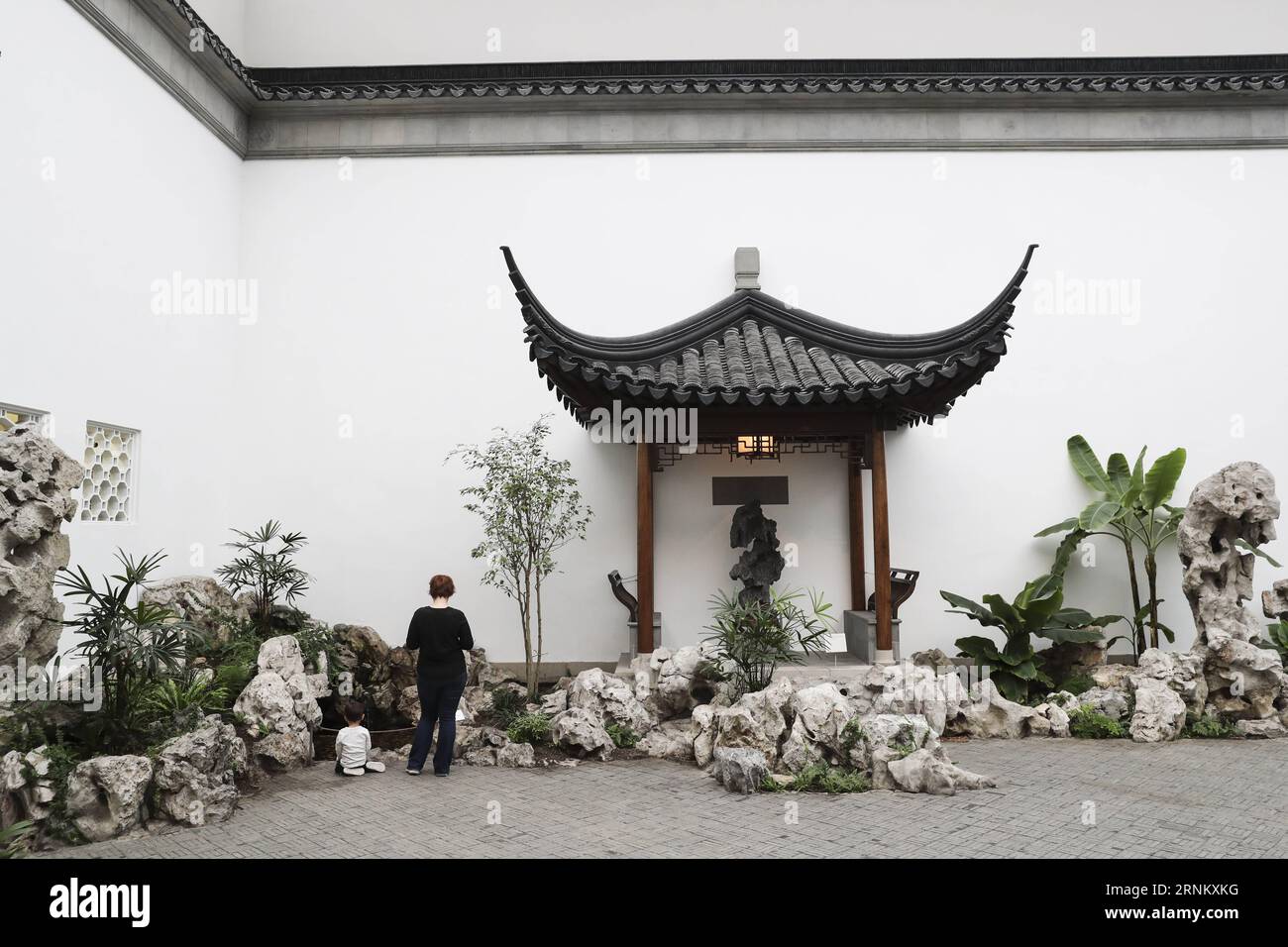 (170423) -- NEW YORK, 23. April 2017 -- Eine Frau besucht den Astor Court im Metropolitan Museum of Art in New York, USA, 21. April 2017. Das Astor Court oder Ming Xuan wurde nach dem Vorbild eines Innenhofes im Garten des Meisters der Fischernetze, auf Chinesisch Wang Shi Yuan, in der chinesischen Stadt Suzhou von einem Team von 26 chinesischen Handwerkern fertiggestellt und 1981 der Öffentlichkeit zugänglich gemacht. Es ist der erste ständige kulturelle Austausch zwischen den Vereinigten Staaten und China. Obwohl der Hof nur eine Fläche von etwa 400 Quadratmetern einnimmt, stellte er die Quintessenz der Suzhou-Gärten aus Zickzack-Korridoren dar Stockfoto