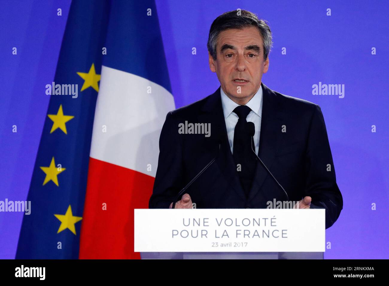 (170423) -- PARIS, 23. April 2017 -- Francois Fillon, der Präsidentschaftskandidat der Republikaner (Les Republicans), hält eine Rede bei einer Kundgebung nach der ersten Runde der französischen Präsidentschaftswahl in Paris, Frankreich am 23. April 2017. Der rechtskonservative Kandidat und ehemalige Premierminister Francois Fillon gab am Sonntagabend eine Niederlage zu und versprach, am 7. Mai für Macron zu stimmen. FRANKREICH-PARIS-PRÄSIDENTSCHAFTSWAHL-ERSTE RUNDE-FILLON NICOLASXZEITOUN PUBLICATIONXNOTXINXCHN Stockfoto