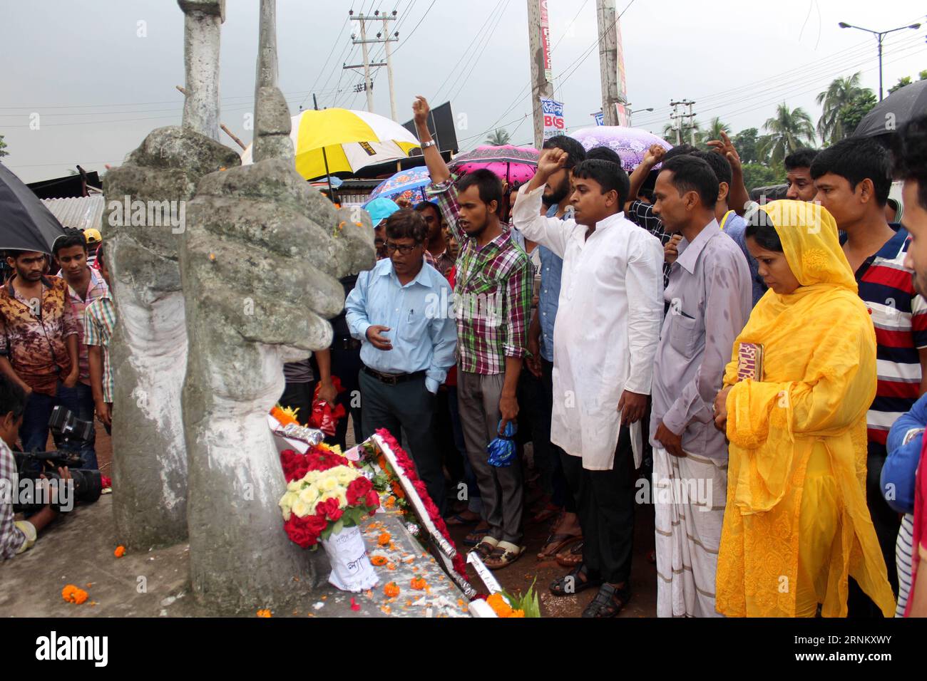 (170424) -- DHAKA, 24. April 2017 -- Überlebende, Familienmitglieder und Hunderte von Arbeitern singen Parolen während einer Gedenkfeier in Savar am Stadtrand von Dhaka, Bangladesch, am 24. April 2017, zum Gedenken an die Opfer der schlimmsten industriellen Tragödie des Landes am 24. April 2013, bei der mindestens 1.135 Menschen starben, hauptsächlich Textilarbeiter. )(zf) BANGLADESCH-DHAKA-TRAGÖDIE-JAHRESTAG SalimxReza PUBLICATIONxNOTxINxCHN Dhaka 24. April 2017 Überlebende Familienmitglieder und Hunderte von Arbeitern singen Parolen während einer Gedenkfeier in Savar AM Stadtrand von Dhaka Bangladesch AM 24. April 2017 zum Gedenken an T Stockfoto