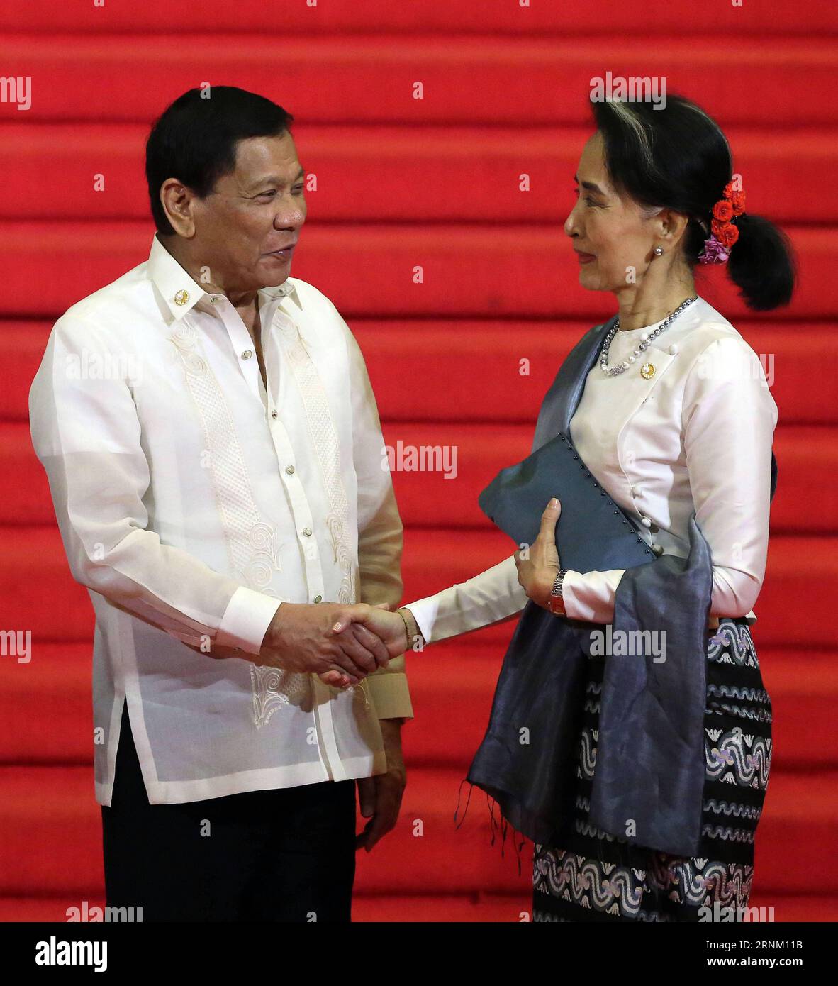 (170429) -- PASAY CITY, 29. April 2017 -- der philippinische Präsident Rodrigo Duterte (L) begrüßt die Staatsrätin Myanmars, Aung San Suu Kyi, in der Empfangshalle des Philippinen International Convention Center (PICC) während des 30. Gipfeltreffens der Vereinigung südostasiatischer Nationen (ASEAN) 2017 in Pasay City, Philippinen, am 29. April 2017. POOL) (dtf) PHILIPPINEN-PASAY CITY-ASEAN-GIPFEL POOLxPHOTO PUBLICATIONxNOTxINxCHN Pasay CITY April 29 2017 philippinischer Präsident Rodrigo Duterte l grüßt Myanmar State Counselor Aung San Suu Kyi IN der Empfangshalle des PHILIPPINEN International Convention Cent Stockfoto