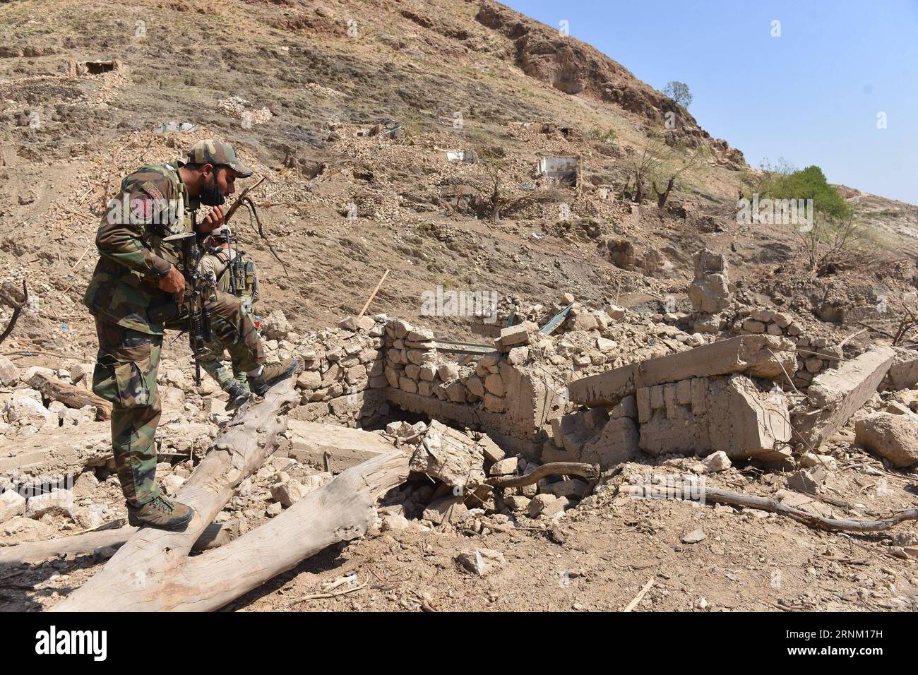 (170430) -- NANGARHAR, 30. April 2017 -- ein afghanischer Armeesoldat steht am Ort eines US-Bombenanschlags im Bezirk Achin der Provinz Nangarhar, Afghanistan, 28. April 2017. Am 13. April schlugen die US-Streitkräfte in Afghanistan einen IS-Höhlenkomplex durch die größte nicht-nukleare Bombe im bergigen Achin-Bezirk der Provinz, 120 km östlich von Kabul, wobei fast 100 IS-Kämpfer getötet und ein Versteck der Militanten zusammen mit mehreren Bunkern und Tunneln zerstört wurden. )(RH) AFGHANISTAN-NANGARHAR-USA DIE BOMBENANGRIFFE NACH RahmanxSafi PUBLICATIONxNOTxINxCHN Nangarhar April 30 2017 auf afghanischen Soldat stehen AUF Stockfoto