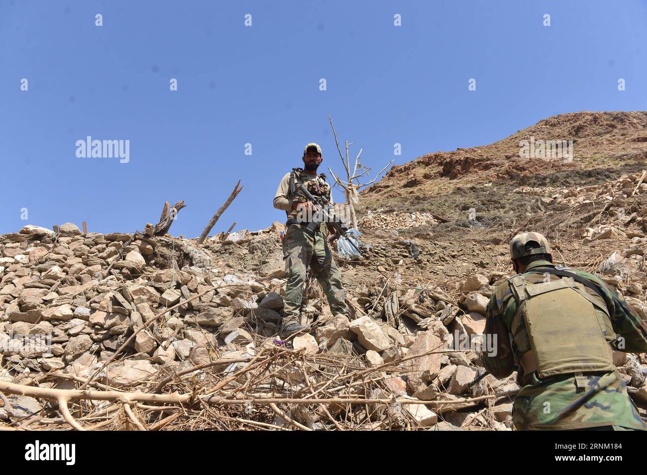 (170430) -- NANGARHAR, 30. April 2017 -- afghanische Soldaten inspizieren am 28. April 2017 an der Stelle eines US-Bombenanschlags im Bezirk Achin der Provinz Nangarhar in Afghanistan. Am 13. April schlugen die US-Streitkräfte in Afghanistan einen IS-Höhlenkomplex durch die größte nicht-nukleare Bombe im bergigen Achin-Bezirk der Provinz, 120 km östlich von Kabul, wobei fast 100 IS-Kämpfer getötet und ein Versteck der Militanten zusammen mit mehreren Bunkern und Tunneln zerstört wurden. )(RH) AFGHANISTAN-NANGARHAR-USA BOMBENNACHWIRKUNGEN RahmanxSafi PUBLICATIONxNOTxINxCHN Nangarhar April 30 2017 afghanische Soldaten inspizieren IN Th Stockfoto