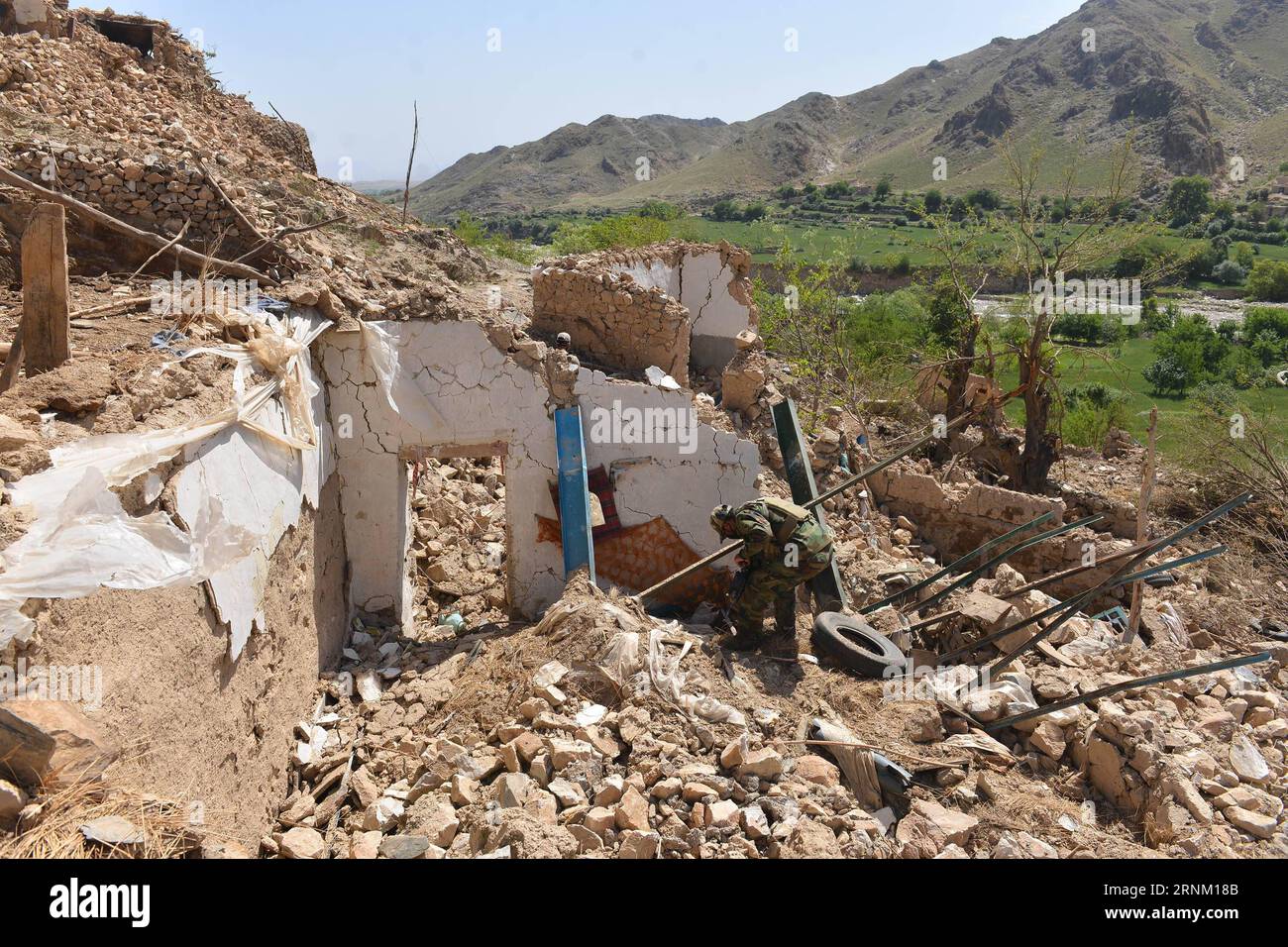 (170430) -- NANGARHAR, 30. April 2017 -- ein afghanischer Armeesoldat inspiziert am Ort eines US-Bombenanschlags im Bezirk Achin der Provinz Nangarhar, Afghanistan, 28. April 2017. Am 13. April schlugen die US-Streitkräfte in Afghanistan einen IS-Höhlenkomplex durch die größte nicht-nukleare Bombe im bergigen Achin-Bezirk der Provinz, 120 km östlich von Kabul, wobei fast 100 IS-Kämpfer getötet und ein Versteck der Militanten zusammen mit mehreren Bunkern und Tunneln zerstört wurden. )(RH) AFGHANISTAN-NANGARHAR-USA BOMBENANGRIFFE NACH RahmanxSafi PUBLICATIONxNOTxINxCHN Nangarhar April 30 2017 auf afghanische Armee Soldat Inspektion Stockfoto
