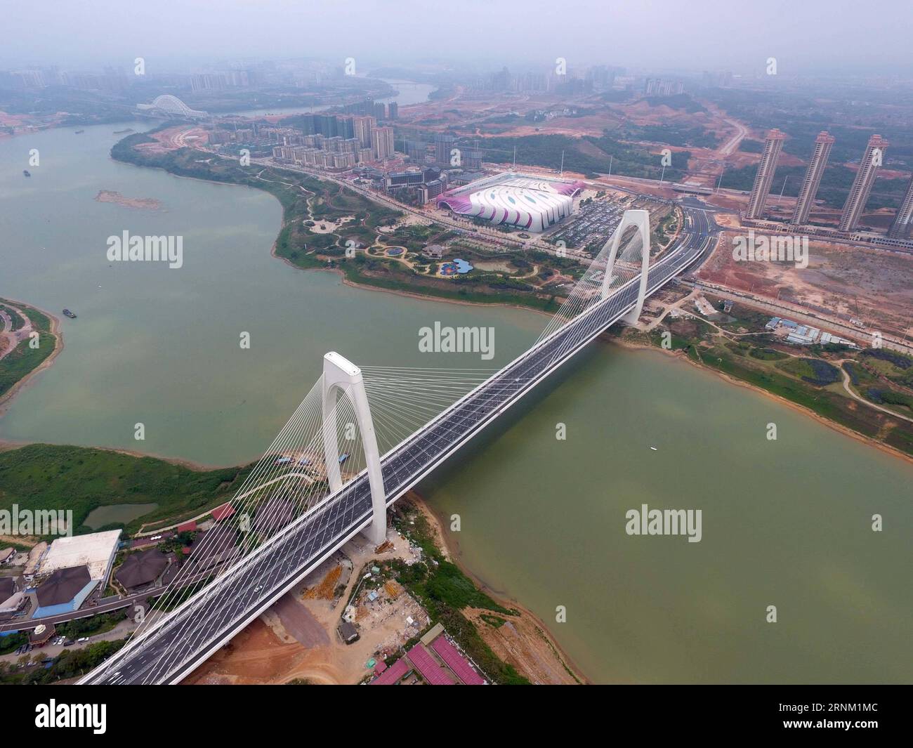 (170501) -- NANNING, 1. Mai 2017 -- ein Luftbild, das am 1. Mai 2017 aufgenommen wurde, zeigt die Qingshan-Brücke in der Stadt Nanning, der südchinesischen autonomen Region Guangxi Zhuang. Die Brücke wurde am Montag für den Verkehr geöffnet. ) (wyl) CHINA-GUANGXI-NANNING-QINGSHAN BRIDGE-OPEN (CN) ZhouxHua PUBLICATIONxNOTxINxCHN Nanning 1. Mai 2017 zu Aerial Foto aufgenommen AM 1. Mai 2017 zeigt Shan Qing Bridge in Nanning City Südchina S Guangxi Zhuang Autonomous Region die Brücke wurde AM Montag für den Verkehr geöffnet nowyl China Guangxi HuxBLATNCHINN Shanning Open Shanning Stockfoto