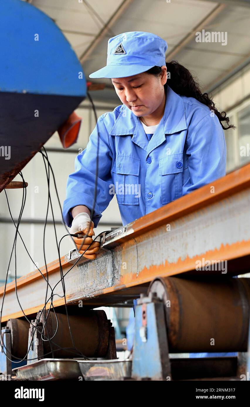 (170505) -- ZHENGZHOU, 5. Mai 2017 -- Ein Schweißer untersucht die Qualität von gelöteten Stahlschienen in der Xiaolizhuang Schweißstation der Abteilung für mechanische Werke des Zhengzhou Railway Bureau in Zhengzhou, Hauptstadt der zentralchinesischen Provinz Henan, am 4. Mai 2017. Insgesamt arbeiten 135 Schweißgeräte an der Basis, um 100 Meter lange Stahlschienen in 500 Meter lange Schienen für Hochgeschwindigkeitsbahnen zu schweißen. Seit 2008 stellt die Basis Bahngleise für die chinesische Hochgeschwindigkeitsbahn mit einer Gesamtlänge von über 2.000 Kilometern zur Verfügung. ) (lfj) CHINA-HENAN-ZHENGZHOU-STEEL RAIL-WELDING (CN) LixAn PUBLICATIONxNOTxINxCHN Zhengzhou 5. Mai Stockfoto