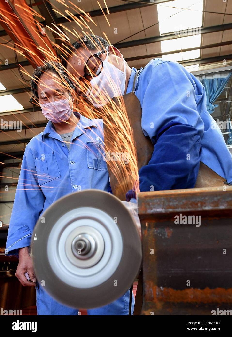 (170505) -- ZHENGZHOU, 5. Mai 2017 -- Schweißer entrosten Stahlschienen vor dem Schweißen in der Xiaolizhuang Schweißstation der Abteilung für mechanische Arbeiten des Zhengzhou Railway Bureau in Zhengzhou, Hauptstadt der zentralchinesischen Provinz Henan, 4. Mai 2017. Insgesamt arbeiten 135 Schweißgeräte an der Basis, um 100 Meter lange Stahlschienen in 500 Meter lange Schienen für Hochgeschwindigkeitsbahnen zu schweißen. Seit 2008 stellt die Basis Bahngleise für die chinesische Hochgeschwindigkeitsbahn mit einer Gesamtlänge von über 2.000 Kilometern zur Verfügung. ) (lfj) CHINA-HENAN-ZHENGZHOU-STEEL RAILS-WELDING (CN) LixAn PUBLICATIONxNOTxINxCHN Zhengzhou 5. Mai 2017 wel Stockfoto