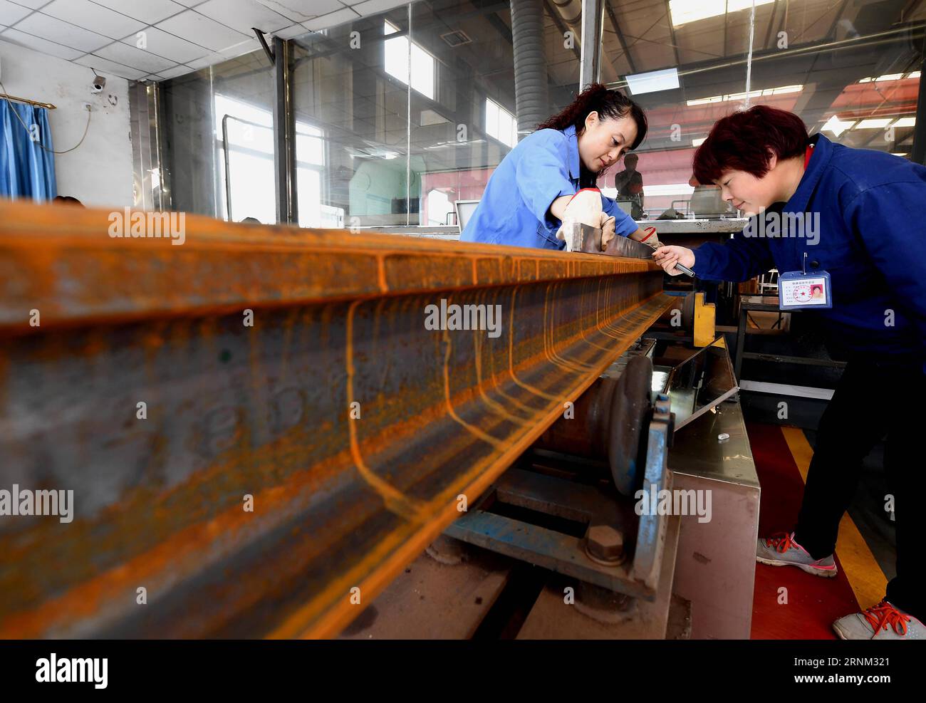 (170505) -- ZHENGZHOU, 5. Mai 2017 -- Schweißer untersuchen die Fassade von Stahlschienen vor dem Schweißen in der Xiaolizhuang Schweißstation der Abteilung für mechanische Arbeiten des Zhengzhou Railway Bureau in Zhengzhou, Hauptstadt der zentralchinesischen Provinz Henan, am 4. Mai 2017. Insgesamt arbeiten 135 Schweißgeräte an der Basis, um 100 Meter lange Stahlschienen in 500 Meter lange Schienen für Hochgeschwindigkeitsbahnen zu schweißen. Seit 2008 stellt die Basis Bahngleise für die chinesische Hochgeschwindigkeitsbahn mit einer Gesamtlänge von über 2.000 Kilometern zur Verfügung. ) (lfj) CHINA-HENAN-ZHENGZHOU-STEEL RAIL-WELDING (CN) LixAn PUBLICATIONxNOTxINxCHN Zhengzhou May Stockfoto