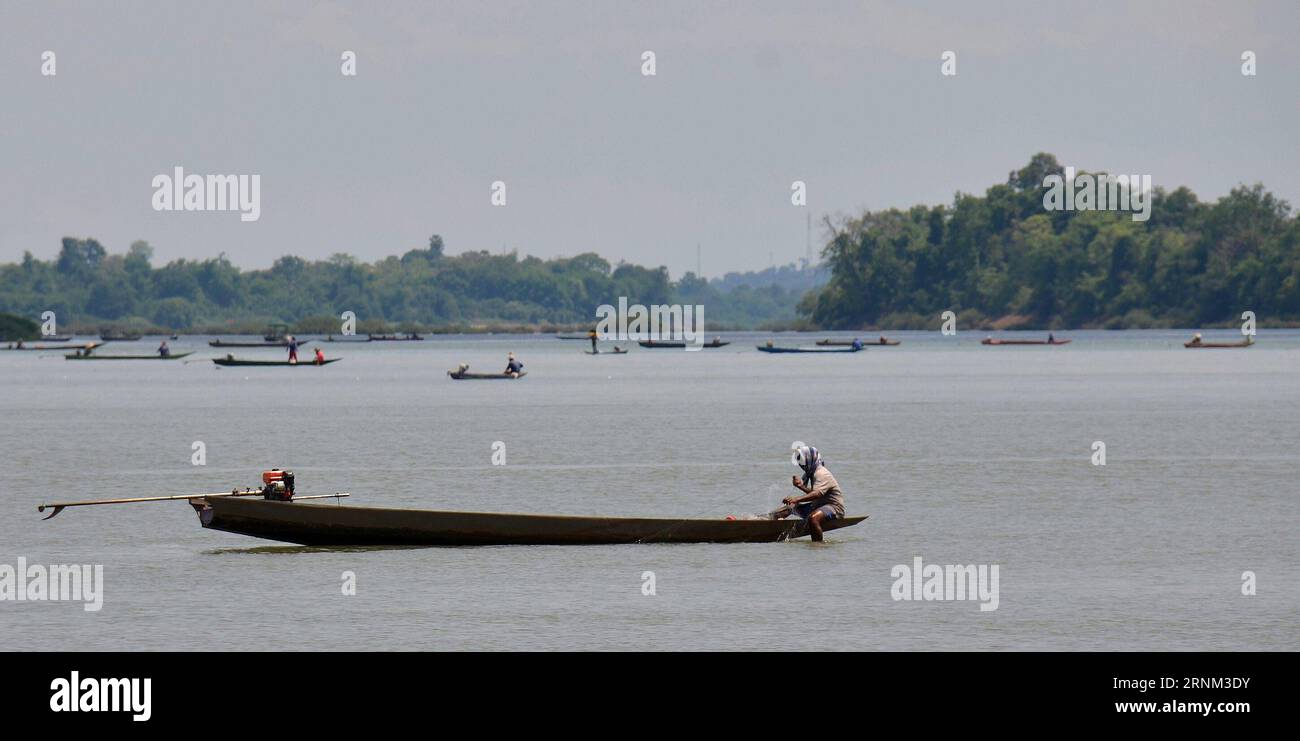 (170506) -- CHAMPASAK, 5. Mai 2017 -- einheimische Fischer fischen in Si Phan Don, Provinz Champasak, Laos. Mai 2017. Der Si Phan Don, was die 4.000 Inseln bedeutet, ist ein Flussarchipel im Mekong River in der Provinz Champasak im Süden Laos. SI Phan Don zeichnet sich durch zahlreiche Inseln aus, von denen die Hälfte bei Hochwasser des Mekong-Flusses untergetaucht ist. )(rh) LAOS-CHAMPASAK-SI PHAN DON LiuxAilun PUBLICATIONxNOTxINxCHN CHAMPASAK 5. Mai 2017 einheimische Fischer Fisch IN DER Provinz Si Phan Don Champasak Laos 5. Mai 2017 der Si Phan Don im Sinne der 4 000 Inseln IST ein Flussarchipel im Mekong R Stockfoto