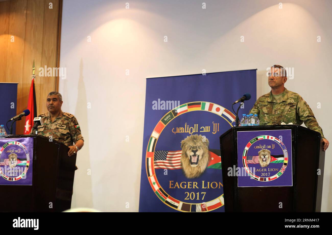 (170507) -- AMMAN, 7. Mai 2017 -- US-Generalmajor Bill Hickman Groover (R) und der jordanische Brigadier Khaled Al-Shara nehmen am 7. Mai 2017 an einer Pressekonferenz über die gemeinsame Militärübung des eifrigen Löwen 2017 in Amman (Jordanien) Teil. ) (zw) JORDAN-AMMAN-EIFRIGE GEMEINSAME MILITÄRÜBUNG MohammadxAbuxGhosh PUBLICATIONxNOTxINxCHN Amman 7. Mai 2017 US-Generalmajor Bill Hickman Groover r und jordanischer Brigadegeneral Khaled Al Shara nehmen AM 7. Mai 2017 an einer Pressekonferenz ÜBER die gemeinsame MILITÄRÜBUNG 2017 in Amman Lion Jordanien Teil gemeinsame MILITÄRÜBUNG MohammadxAbuxGho Stockfoto