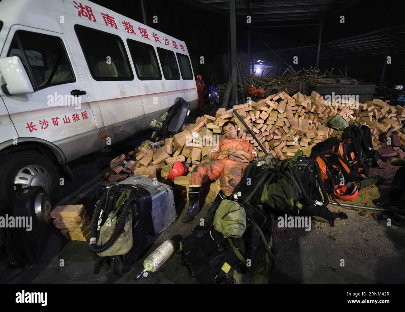 (170508) -- YOUXIAN, 8. Mai 2017 -- Ein Retter ruht, nachdem er an der Rettungsaktion in der Zeche Jilinqiao teilgenommen hat, bei der ein Unfall in der Kohlemine in Huangfengqiao Township, Youxian County, Provinz Hunan in Zentralchina, am 7. Mai 2017 passierte. Bei dem Unfall in der Kohlemine sind am Sonntag mindestens drei Menschen ums Leben gekommen und 18 weitere unter Tage eingeschlossen, sagten die örtlichen Behörden. Rettungsarbeiten sind im Gange. Die Ursache des Unfalls wird untersucht. ) (wyl) CHINA-HUNAN-YOUXIAN-COLY MINE-ACCIDENT (CN) LixGa PUBLICATIONxNOTxINxCHN Youxian 8. Mai 2017 ein Retter ruht, nachdem er die Rettungsaktion AM Collie besucht hat Stockfoto