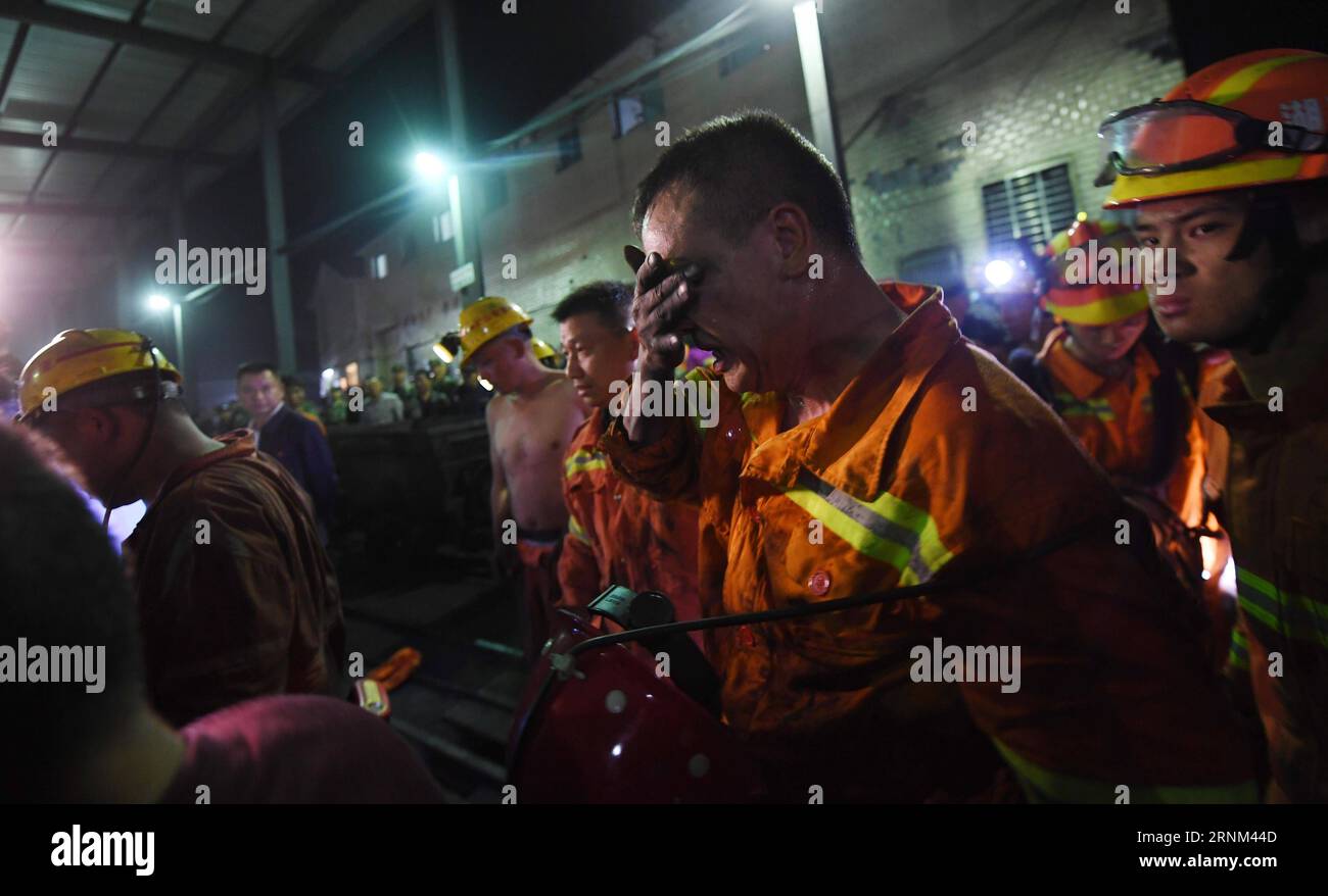 (170508) -- YOUXIAN, 8. Mai 2017 -- Ein Retter schreit, nachdem ein eingesperrter Bergmann vom Schacht der Zeche Jilinqiao in der Gemeinde Huangfengqiao, Youxian County, Provinz Hunan in Zentralchina, am 8. Mai 2017 abgeholt wurde. Bei einem Unfall im Kohlebergwerk am Sonntag sind 18 Menschen ums Leben gekommen. Am Sonntagmorgen kam es zu einem Gasleck, als insgesamt 55 Arbeiter im Bergbauschacht arbeiteten. Die Rettungskräfte haben 37 Bergleute in Sicherheit gebracht und sie zur Krankenhausbehandlung geschickt. ) (Ry) CHINA-HUNAN-YOUXIAN-KOHLEBERGWERK-UNFALL (CN) LixGa PUBLICATIONxNOTxINxCHN Youxian 8. Mai 2017 ein Retter schreit nach einer eingeschlossenen Mine Stockfoto