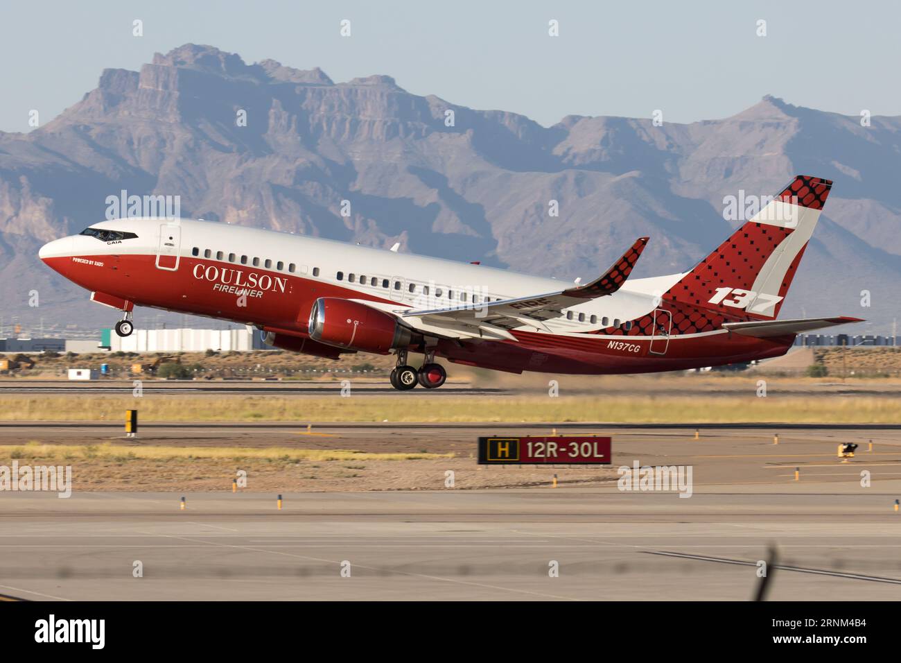 Eine Boeing 737 airtanker startet mit einer Last Verzögerungsmittel, um einen Lauffeuer zu bekämpfen. Dieses Flugzeug wurde ursprünglich von Southwest Airlines geflogen. Stockfoto