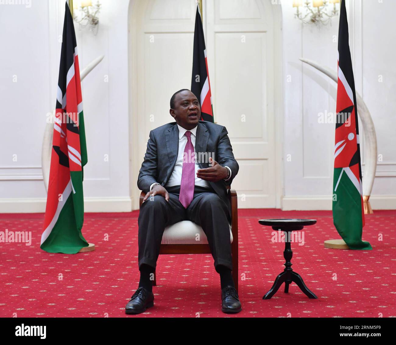 (170511) - NAIROBI, 11. Mai 2017 -- der kenianische Präsident Uhuru Kenyatta spricht während eines Interviews mit lokalen und chinesischen Medien in Nairobi, der Hauptstadt Kenias, am 9. Mai 2017. Uhuru Kenyatta sagte, dass das Band- und Straßenforum für internationale Zusammenarbeit der Afrika-China-Zusammenarbeit eine starke Vitalität verleihen werde. Er wird am Forum teilnehmen, das für Mai 14-15 in Peking, der Hauptstadt Chinas, vorgesehen ist. ) (gj) KENYA-NAIROBI-PRESIDENT-BELT AND ROAD FORUM SunxRuibo PUBLICATIONxNOTxINxCHN 170511 Nairobi 11. Mai 2017 der kenianische Präsident Uhuru Kenyatta spricht während eines Interviews mit lokalen und chinesischen Medien in Nairobi Stockfoto