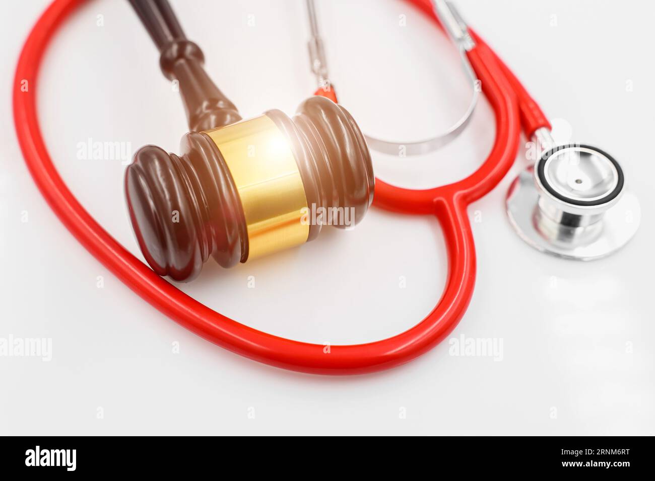 Richterhammer mit Stethoskop für Arztberuf beziehen sich auf Rechtsstreitigkeiten Bildkonzept Stockfoto