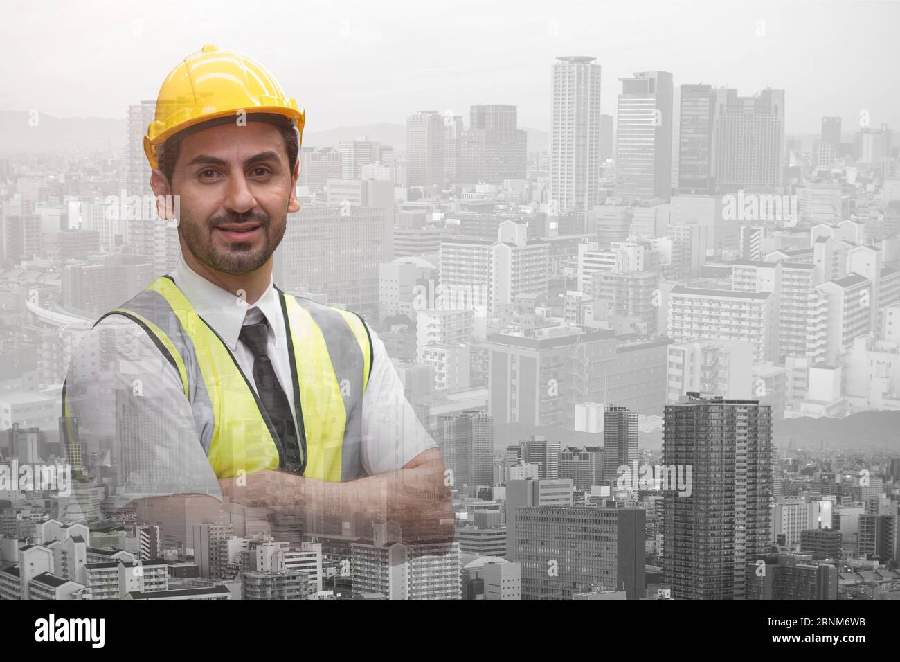Smart Civil Engineer männlich stehend Cofident lächelnd Doppelbelichtung Overlay moderne Stadt Metro für Stadtbau Engineering Vision Planing Concep Stockfoto