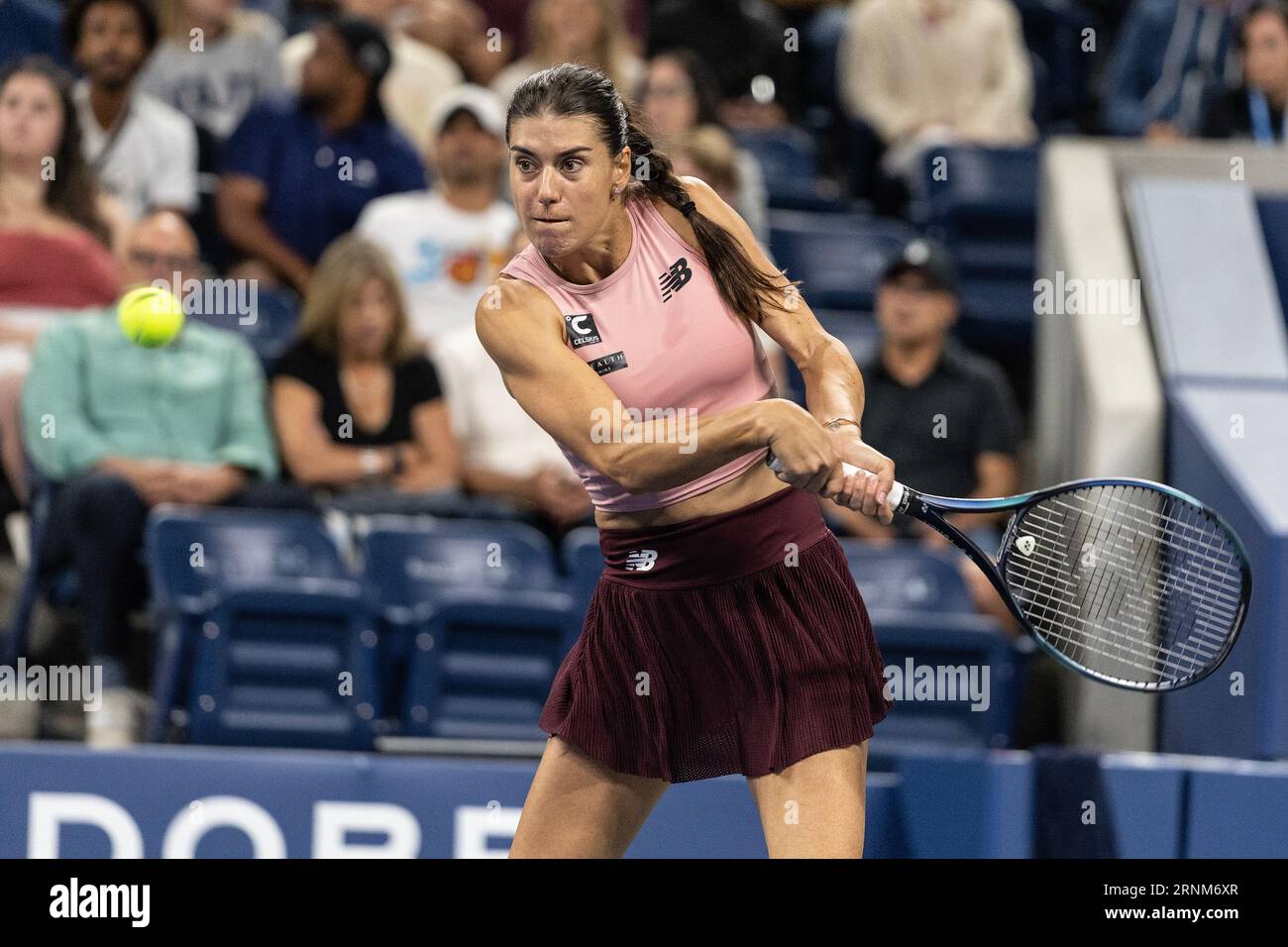 New York, USA. September 2023. Sorana Cirstea aus Rumänien kehrt in der 3. Runde gegen Elena Rybakina aus Kasachstan bei den US Open Championships im Billie Jean King Tennis Center in New York am 1. September 2023 zurück. Cirstea gewann in drei Sätzen. (Foto: Lev Radin/SIPA USA) Credit: SIPA USA/Alamy Live News Stockfoto