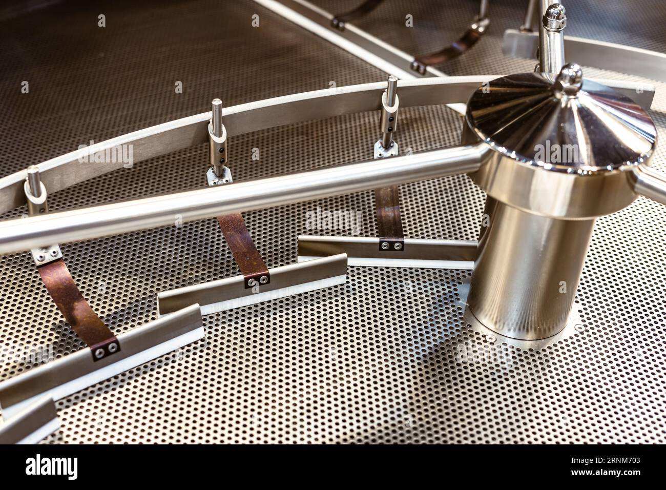 Kühlschale aus Edelstahl, Teil der industriellen Kaffeeröstermaschine Stockfoto