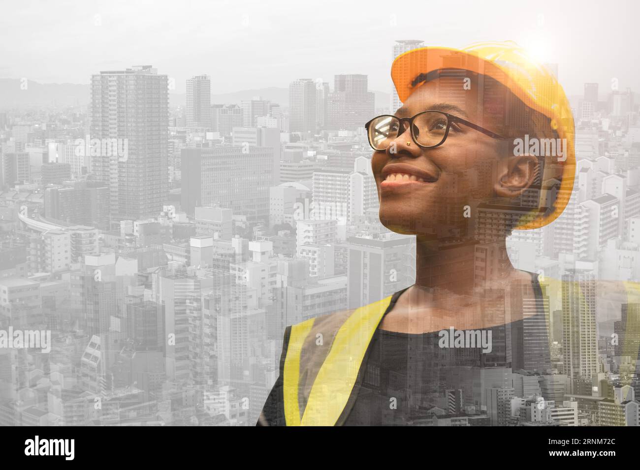 Glücklicher Erfolg Schwarze afrikanische Frauen junge Ingenieursarbeiterin überlagert moderne Stadt Metro für Bauingenieurentwicklung Vision Konzept Stockfoto