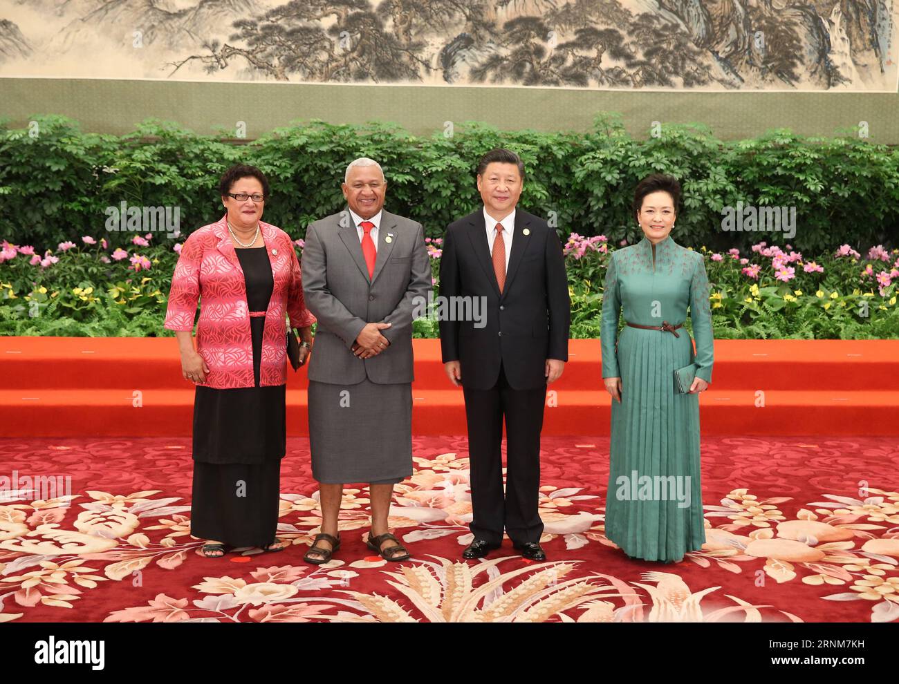 (170514) -- PEKING, 14. Mai 2017 -- der chinesische Präsident Xi Jinping und seine Frau Peng Liyuan begrüßen Fidschi-Premierminister Voreqe Bainimarama und seine Frau vor einem Bankett für das Gürtel- und Straßenforum (BRF) für internationale Zusammenarbeit in Peking, Hauptstadt Chinas, 14. Mai 2017. ) (Zkr) (BRF)CHINA-BEIJING-GÜRTEL UND STRASSE FORUM-XI JINPING-WELCOME BANKETT (CN) YaoxDawei PUBLICATIONxNOTxINxCHN Peking 14. Mai 2017 der chinesische Präsident Xi JINPING und seine Frau Peng Liyuan heißen die Fidschi-Ministerpräsidenten Voreqe Bainimarama und seine Frau vor einem Bankett für das Gürtel- und Straßenforum BRF für internationale Koop willkommen Stockfoto