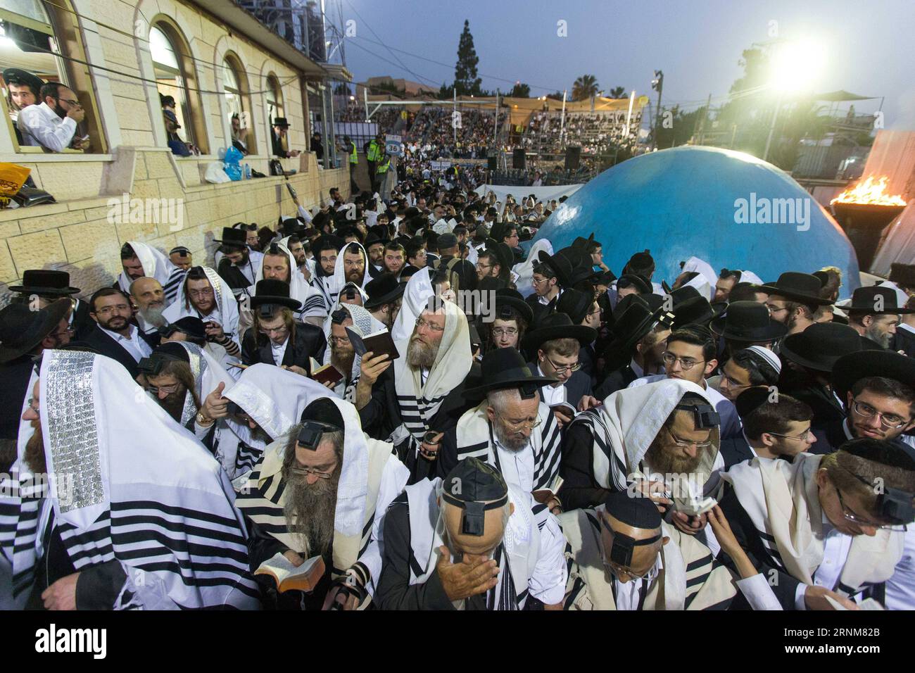 (170515) -- MOUNT MERON, 15. Mai 2017 -- Ultra-orthodoxe Juden nehmen am Tag Baomer in der Nähe des Grabes des Rabbiners Shimon Bar Yochai am Mount Meron in Israel am 14. Mai 2017 Teil. Lag Baomer markiert die Hillula (Feier, von einigen als Todestag interpretiert) des Rabbi Shimon Bar Yochai, einem mischnaischen Weisen und führenden Schüler des Rabbi Akiva im 2. Jahrhundert. (Zxj) ISRAEL-MOUNT MERON-lag BAOMER-CELEBRATION DrorxArtzi-JINI PUBLICATIONxNOTxINxCHN Mount Meron 15. Mai 2017 Ultra-orthodoxe Juden nehmen an der lag BaOmer Celebration in der Nähe des Grabes des Rabbi Shimon Bar Yochai AM Mount Meron Teil Stockfoto