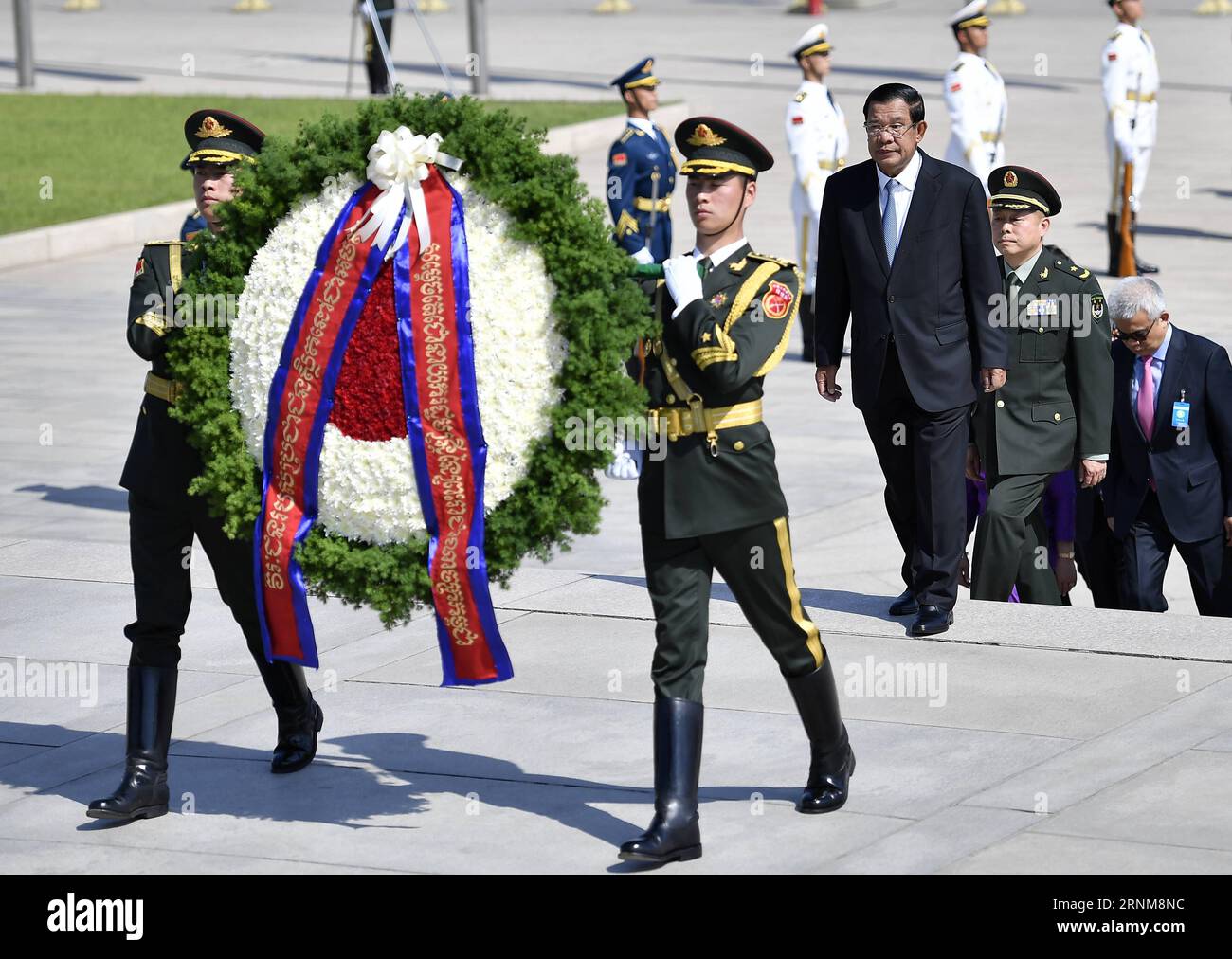 (170516) -- PEKING, 16. Mai 2017 -- kambodschanischer Premierminister Hun Sen legt einen Kranz zum Denkmal für die Volkshelden auf dem Platz des Himmlischen Friedens in Peking, Hauptstadt Chinas, 16. Mai 2017. ) (Zwx) CHINA-BEIJING-CAMBODIA-MONUMENT-TRIBUTE (CN) YanxYan PUBLICATIONxNOTxINxCHN Peking 16. Mai 2017 kambodschanische Premierminister HUN Sen legt einen Kranz AUF das Denkmal für die Prominenten S Heroes AUF dem Tian Anmen Platz in Peking Hauptstadt Chinas 16. Mai 2017 zwx China Peking Kambodscha Denkmal Tribut CN YanxYanxYan PUCHINxBLN Stockfoto