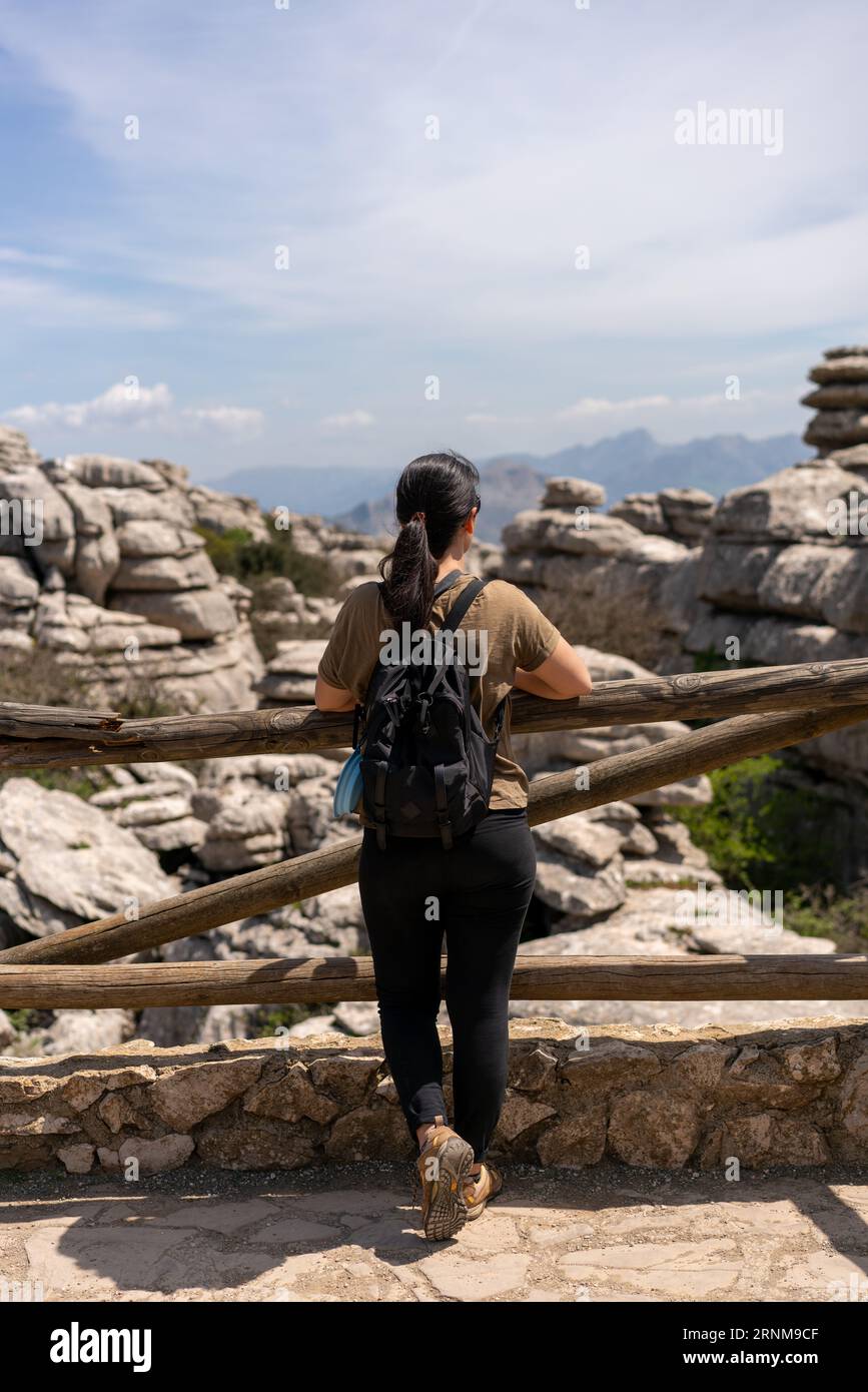 Frau, die Kalksteinformationen im Naturschutzgebiet El Torcal de Antequera in Spanien betrachtet Stockfoto