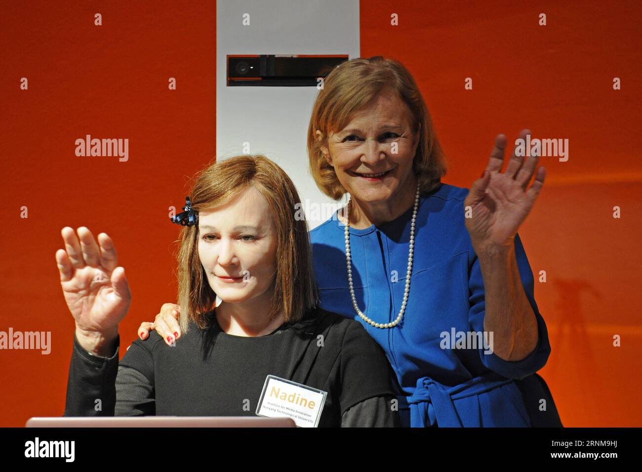 (170518) -- SINGAPUR, 18. Mai 2017 -- Direktorin des Instituts für Medieninnovation der Nanyang Technological University Nadia Magnenat Thalmann (R) posiert mit ihrer Roboterkopie Nadine in the Human+: The Future of Our Species Exhibition, die am 18. Mai 2017 im ArtScience Museum in Singapur stattfindet. Die Ausstellung, die am 20. Mai für die Öffentlichkeit geöffnet wird, präsentiert eine Zukunftswelt, in der die Grenzen zwischen Fiktion und Realität verschwimmen und zeigt, wie unsere Wahrnehmung der Menschheit durch Wissenschaft und Technologie verändert wird. (hy) SINGAPORE-SCIENCE-MUSEUM-ARTIFICIAL INTELLIGENCE ThenxChihxWey PUBLICATIONxNOTxINxCH Stockfoto