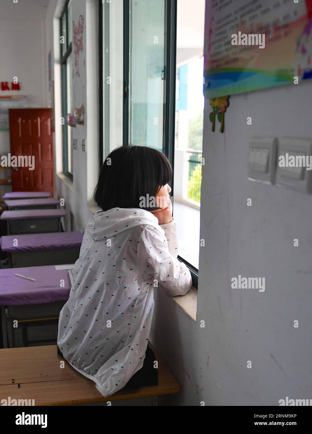 (170518) -- NANCHANG, 18. Mai 2017 -- Jiang Zhang Ziyi bleibt im Klassenzimmer in der Nr. 10 Grundschule des Xinzhou Bezirks von Shangrao, Ostchinesische Provinz Jiangxi, 17. Mai 2017. Das zwölfjährige Mädchen Jiang Zhang Ziyi, das 2010 bei einem Verkehrsunfall Beine verlor, gab ihre Leidenschaft für das Tanzen nie auf, was sie anderen nahebringe und Respekt erlange. Sie hoffte, in Zukunft eine professionelle Tänzerin zu werden. (wyo) CHINA-JIANGXI-DANCE LOVER (CN) HuxChenhuan PUBLICATIONxNOTxINxCHN Nanchang 18. Mai 2017 Jiang Zhang Ziyi bleibt im Klassenzimmer in der 10. Grundschule der Xinzhou Stockfoto