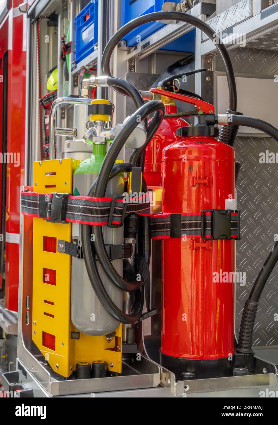 Notfallausrüstung in einem roten Feuerwehrauto Stockfoto