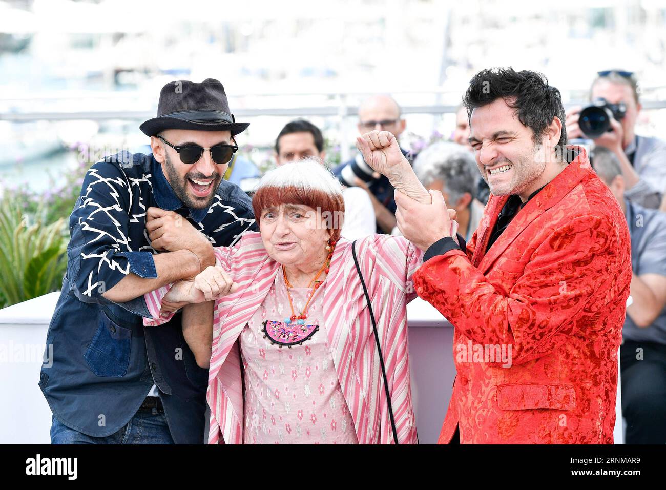 (170519) -- CANNES, 19. Mai 2017 -- Regisseur JR (L), Komponist Matthieu Chedid (R) und Regisseur Agnes Varda posieren für einen Fototermin in Cannes, Frankreich, am 19. Mai 2017. Der Film Faces, Places unter der Co-Regie der französischen Regisseure Agnes Varda und JR wird während des 70. Filmfestivals von Cannes gezeigt. )(gl) FRANKREICH-CANNES-70th CANNES FILM FESTIVAL- FACES, PLACES -PHOTOCALL ChenxYichen PUBLICATIONxNOTxINxCHN Cannes 19. Mai 2017 Regisseur Jr l Komponist Matthieu Chedid r und Regisseur Agnes Varda posieren für einen Fototermin in Cannes Frankreich AM 19. Mai 2017 The Film Faces Places Co unter der Regie der französischen Regisseure Agnes Stockfoto