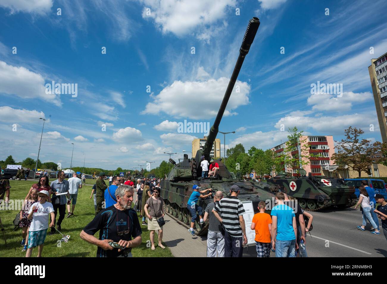 (170520) -- VILNIUS, 20. Mai 2017 -- Menschen beobachten einen Leopard-2-Panzer in Panevezys, nördliche Stadt von Litauen, 20. Mai 2017. Litauen feierte am Samstag den Tag der Streitkräfte und der öffentlichen Einheit in der nördlichen Stadt Panevezys. LITAUEN-PANEVEZYS-TAG DER BEWAFFNETEN STREITKRÄFTE UND DER ÖFFENTLICHEN EINHEIT AlfredasxPliadis PUBLICATIONxNOTxINxCHN Vilnius 20. Mai 2017 Prominente Beobachten eines Leopard-2-Panzers in Panevezys Nordstadt von Litauen 20. Mai 2017 Litauen feierte AM Samstag den Tag der bewaffneten Streitkräfte und der öffentlichen Einheit in der Nordstadt von Panevezys AlfredasxPliadis PUBLIC Stockfoto