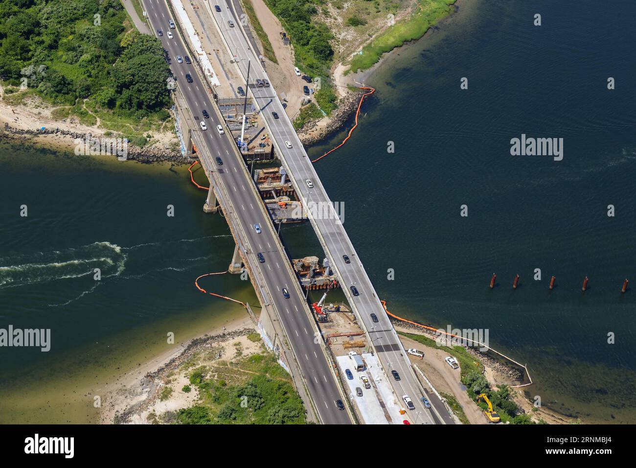 (170520) -- NEW YORK, 20. Mai 2017 -- Foto vom 19. Juli 2016 zeigt die Baustelle des Sanierungsprojekts der Gerritsen Inlet Bridge, das von in New York, USA, durchgeführt wurde. , Ein chinesisches Bauunternehmen, begann sein Geschäft in den Vereinigten Staaten im Jahr 2000 mit nur 12 Mitarbeitern und weniger als 10 Millionen Dollar Jahresumsatz. Im Jahr 2016 beschäftigte sie rund 2.000 Arbeiter, von denen 98 Prozent Amerikaner sind. Der Umsatz stieg auf 2 Milliarden Dollar. Ausländische Direktinvestitionen (Foreign Direct Investment, ADI) zwischen China und den Vereinigten Staaten erreichten im Jahr 2016 ein Allzeithoch von 60 Milliarden US-Dollar. Stockfoto