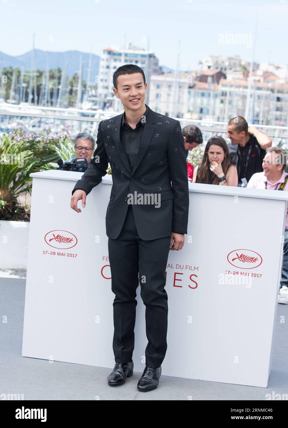 (170521) -- CANNES, 21. Mai 2017 -- der chinesische Schauspieler Yin Fang posiert für einen Fotoruf des Films Lu Guo Wei Lai während der 70. Filmfestspiele in Cannes, Frankreich, am 21. Mai 2017. )(rh) FRANKREICH-CANNES-70th CANNES FILM FESTIVAL-PHOTOCALL XuxJinquan PUBLICATIONxNOTxINxCHN Cannes 21. Mai 2017 der chinesische Schauspieler Yin Fang posiert für einen Fotoruf des Film Lu Guo Wei Lai während des 70. Cannes Film Festivals in Cannes Frankreich AM 21. Mai 2017 RH Frankreich Cannes 70th Cannes Film Festival Photo Call XuxJinquan PUBLICATIONxNOTxINxCHN Stockfoto