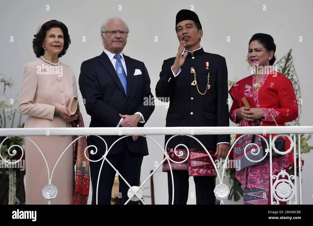 (170522) -- BOGOR, 22. Mai 2017 -- der indonesische Präsident Joko Widodo (2. R) und seine Frau Iriana (1. R) zeigen einen botanischen Graden des schwedischen Königs Carl XVI. Gustav (2. L) und Königin Silvia während ihres Besuchs in Bogor, Provinz West Java, Indonesien, am 22. Mai 2017. Zulkarnain) (yy) INDONESIA-BOGOR-SWEDEN-KING-VISIT Zulkarnain PUBLICATIONxNOTxINxCHN BOGOR 22. Mai 2017 indonesischer Präsident Joko Widodo 2. R. und seine Frau Iriana 1. R. zeigen dem schwedischen König Carl XVI. Gustav 2. Zull und Königin Silvia während ihres Besuchs in Bogor WEST Java Province Indonesia 22. Mai 2017 einen botanischen Grad Stockfoto