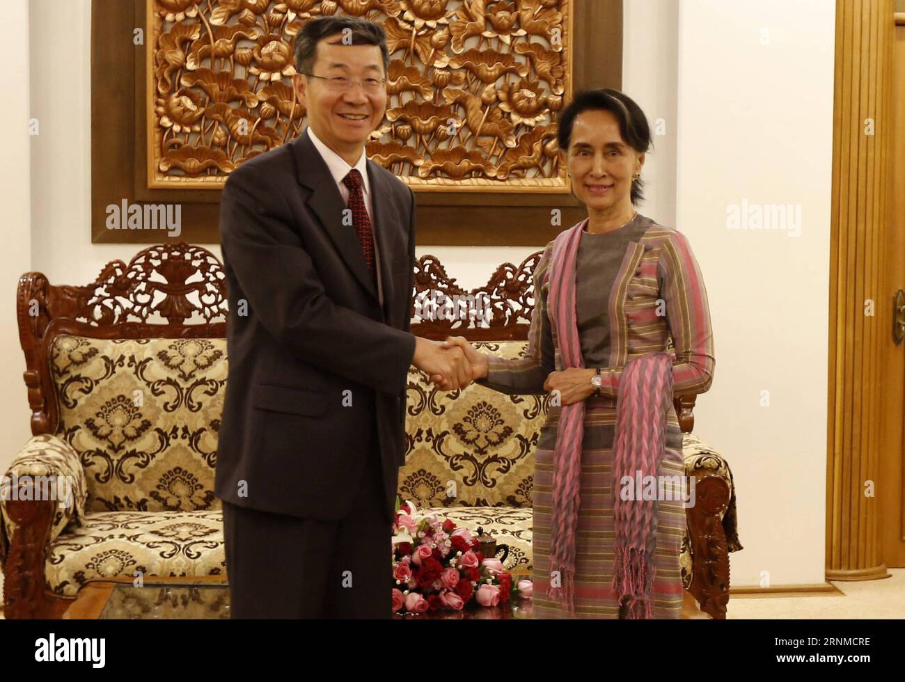 (170522) -- NAY PYI TAW, 22. Mai 2017 -- Myanmar State Counselor Aung San Suu Kyi (R) trifft am 22. Mai 2017 in Nay Pyi Taw, Myanmar, mit dem Sonderbeauftragten für asiatische Angelegenheiten des chinesischen Außenministeriums Sun Guoxiang zusammen. U Aung) (dtf) MYANMAR-NAY PYI TAW-CHINA-TREFFEN yangon PUBLICATIONxNOTxINxCHN Nay Pyi Taw 22. Mai 2017 Myanmar Staatsrätin Aung San Suu Kyi r trifft AM 22. Mai 2017 in Nay Pyi Taw Myanmar mit dem Sonderbeauftragten für asiatische Angelegenheiten des chinesischen Außenministeriums Sun Guoxiang zusammen China trifft Yangon PUBLICATIONxNOTxINxCHN Stockfoto
