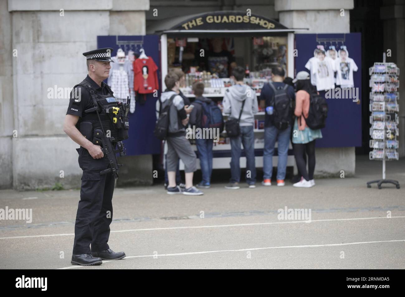 (170523) -- LONDON, 23. Mai 2017 -- ein bewaffneter Polizist ist nach dem Bombenanschlag der Manchester Arena in London, Großbritannien, am 23. Mai 2017 abgebildet. ) (dtf) GROSSBRITANNIEN-LONDON-MANCHESTER BOMBENANSCHLAG TimxIreland PUBLICATIONxNOTxINxCHN London 23. Mai 2017 an bewaffneten Polizisten IST nach dem Bombenanschlag der Manchester Arena in London Großbritannien AM 23. Mai 2017 dtf Britain London Manchester Bombenanschlag auf TimxIreland PUBLICATIONxNOTxINxCHN abgebildet Stockfoto