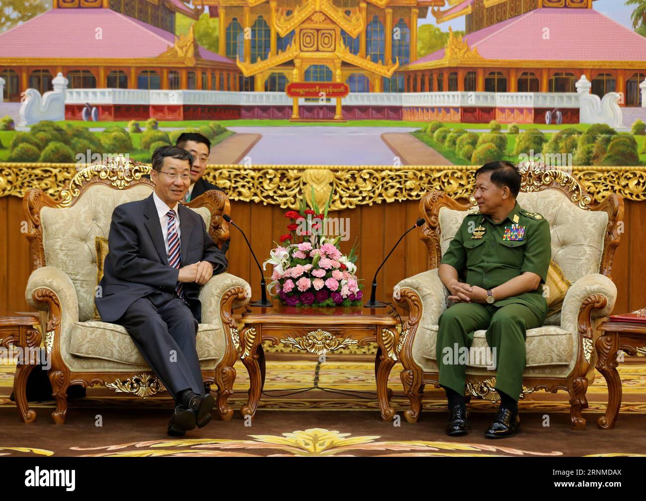 (170523) -- NAY PYI TAW, 23. Mai 2017 -- Oberbefehlshaber der Streitkräfte Myanmars, General Min Aung Hlaing (R), trifft am 23. Mai 2017 in Nay Pyi Taw, Myanmar, mit dem Sonderbeauftragten für asiatische Angelegenheiten des chinesischen Außenministeriums Sun Guoxiang zusammen. U Aung) (dtf) MYANMAR-NAY PYI TAW-CHINA-SUN GUOXIANG-TREFFEN yangon PUBLICATIONxNOTxINxCHN Nay Pyi Taw 23. Mai 2017 Oberbefehlshaber der Streitkräfte Myanmars, General Min Aung Hlaing r, trifft AM 23. Mai 2017 in Nay Pyi Taw Myanmar mit dem Sondergesandten für asiatische Angelegenheiten des chinesischen Außenministeriums Sun Guoxiang zusammen U Aung dtf Myanmar Stockfoto