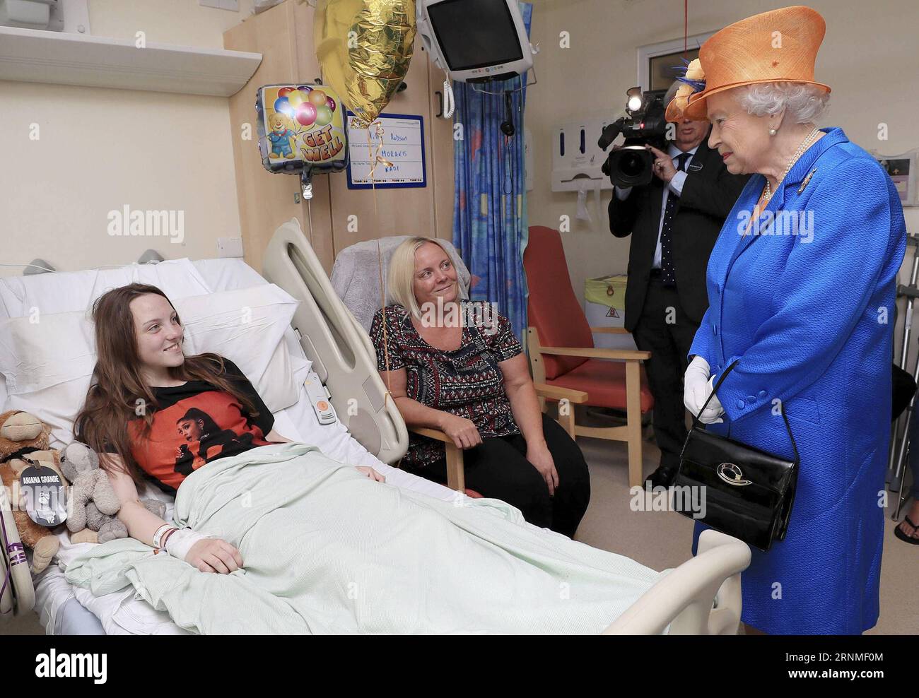 (170525) -- MANCHESTER, 25. Mai 2017 -- Queen Elizabeth II. (R) spricht mit Millie Robson (1. L), 15, während eines Besuchs im Royal Manchester Children s Hospital, um die Opfer des Manchester Arena-Angriffs in Manchester, Großbritannien, am 25. Mai 2017 zu treffen. (yk) -UK OUT- BRITAIN-MANCHESTER-TERROR ATTACK-QUEEN-VISIT (Xinhua)x-UKxOUT- PUBLICATIONxNOTxINxCHN Manchester Mai 25 2017 Queen Elizabeth II r spricht mit Millie Robson 1st l 15 während eines Besuchs im Royal Manchester Children S Hospital, um die Opfer des Manchester Arena-Angriffs in Manchester Großbritannien zu treffen Mai 25 2017 YK UK außerhalb Großbritanniens Manchester Terror Stockfoto