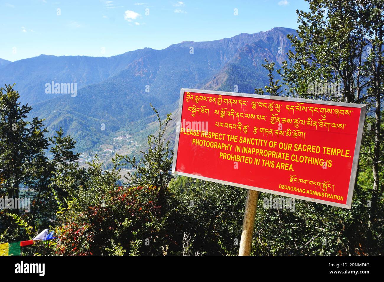 Ein Schild, das Besucher vor unangemessenem Verhalten warnt, postete entlang des Weges zum berühmten Tiger's Nest Kloster (Taktsang) in der Nähe von Paro, Bhutan. Stockfoto